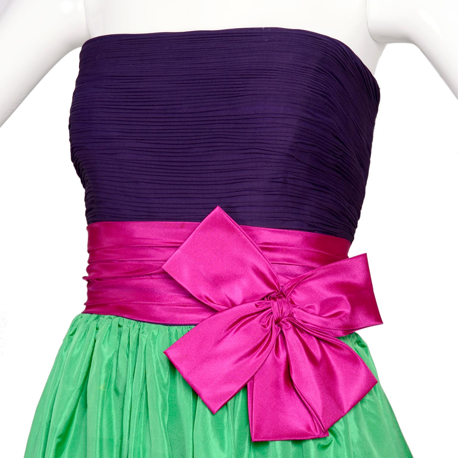 Trägerloses Abendkleid aus grünem Taft und lila Seide von Nina Ricci mit rosa Schleife (Grün)