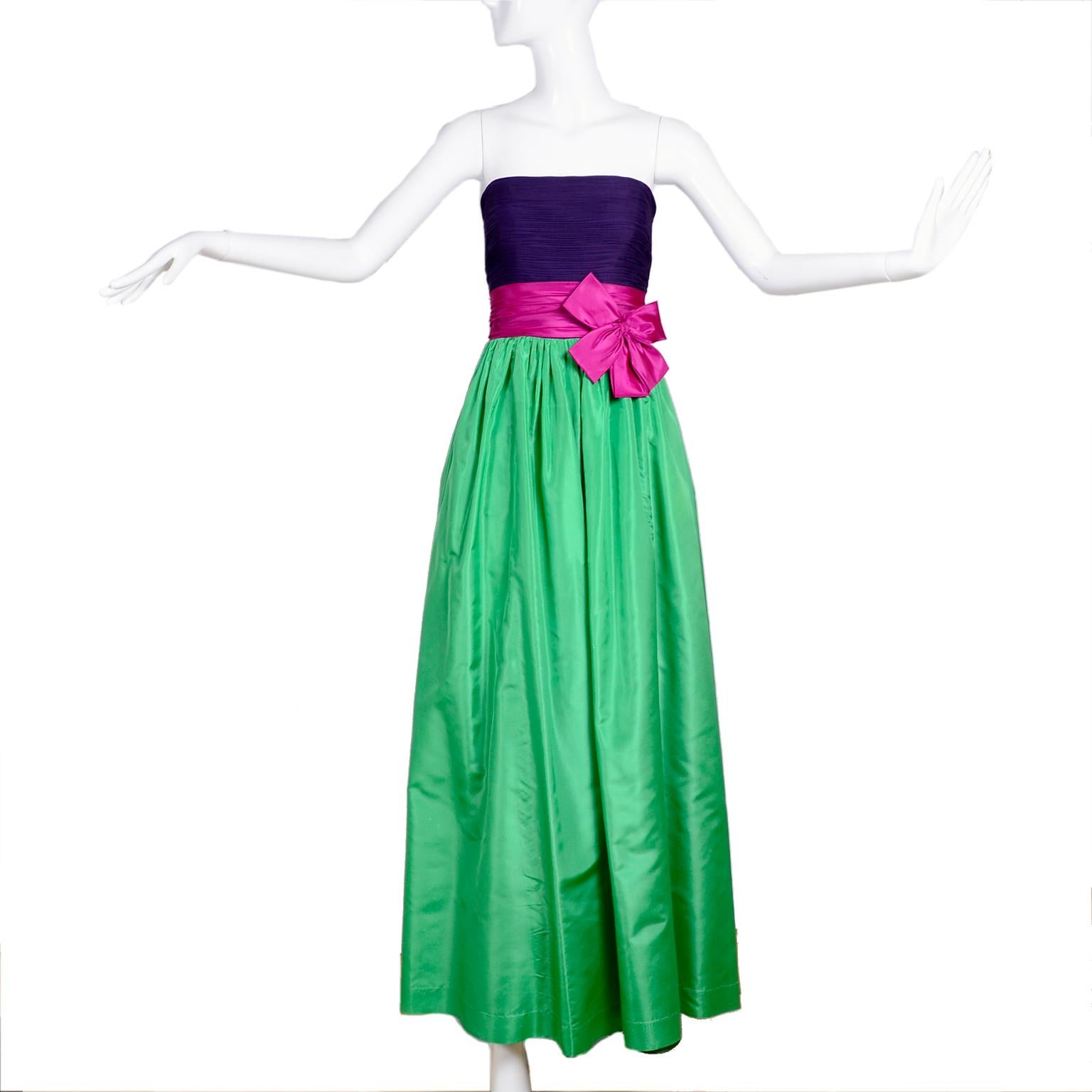 Trägerloses Abendkleid aus grünem Taft und lila Seide von Nina Ricci mit rosa Schleife 3