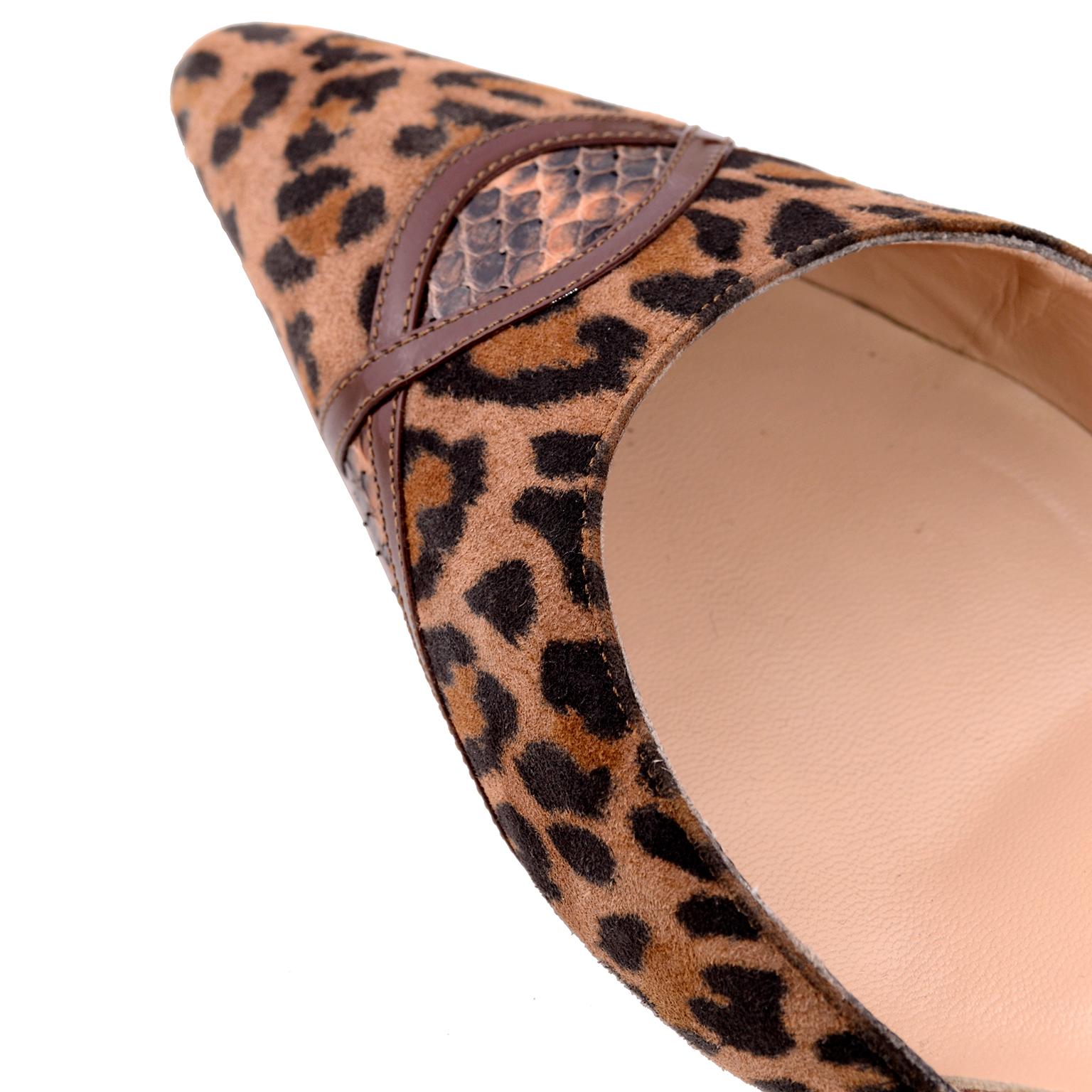 Ce sont de superbes chaussures Manolo Blahnik dans une taille 38,5 ou US 8. Ces chaussures à talon D'Orsay ouvertes sur le côté avec bout pointu. Dessus en cuir imprimé guépard avec décoration en cuir verni entourant des détails en peau de serpent.