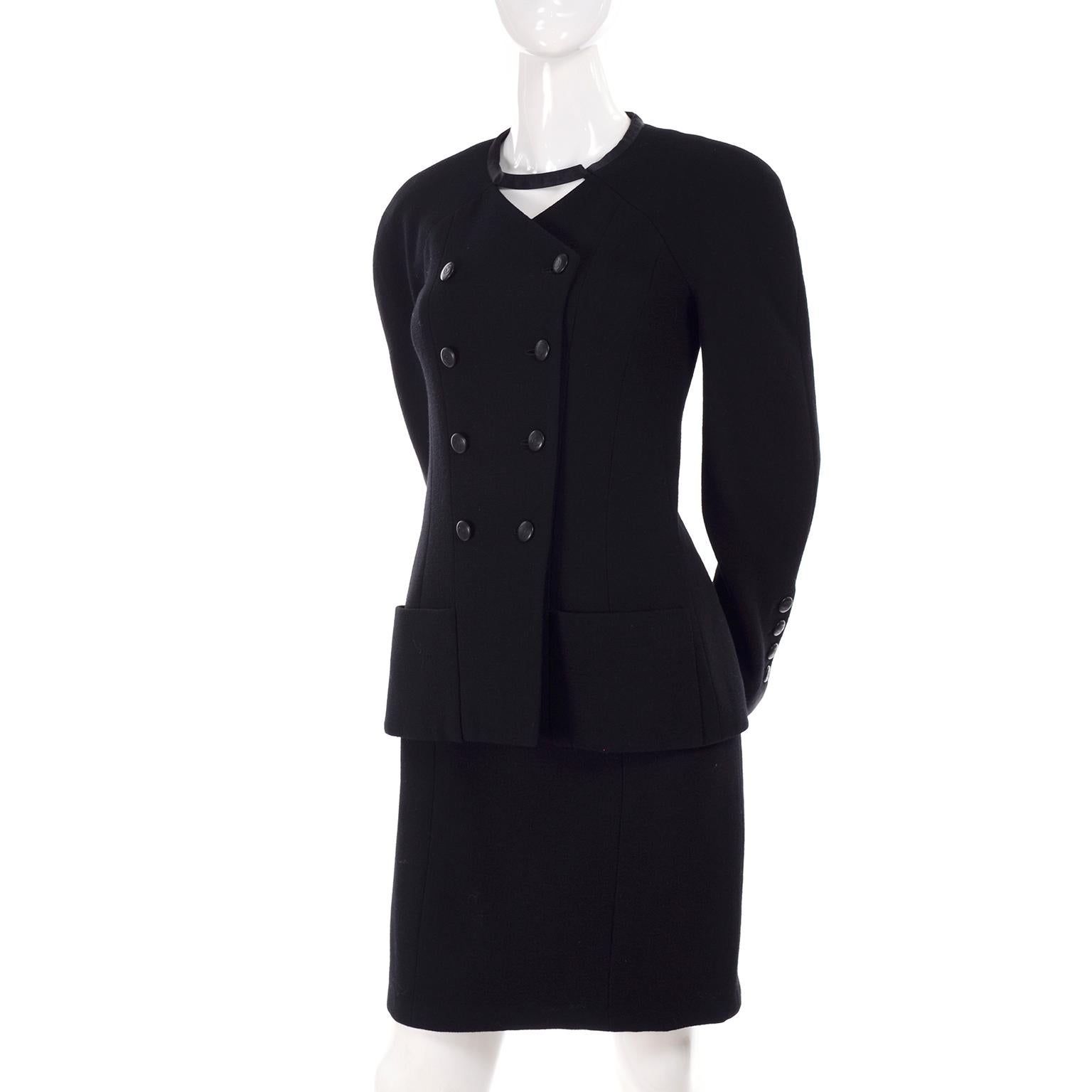 Noir Tailleur veste et jupe Chanel en laine noire avec doublure en soie, croisière 1996 en vente