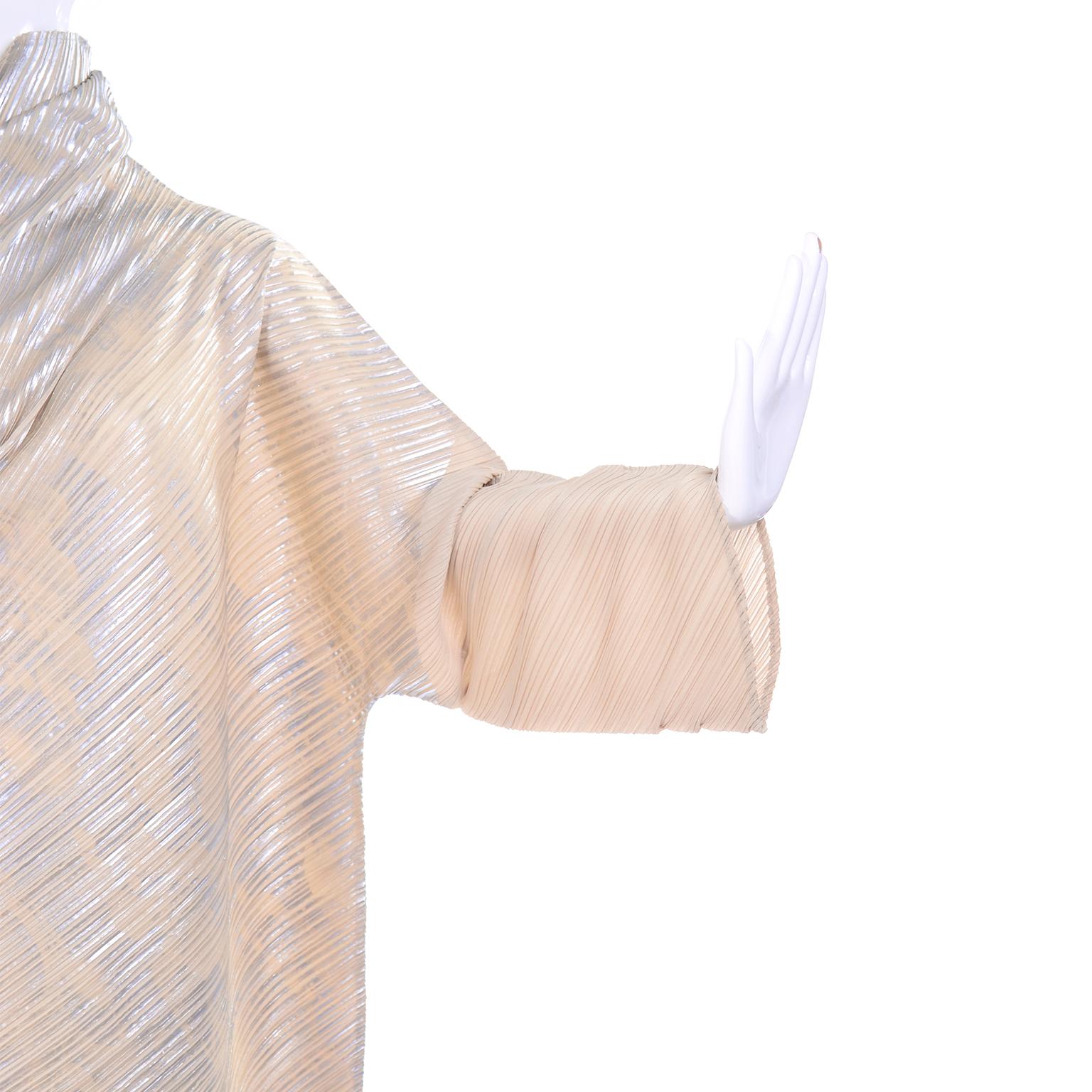 Issey Miyake A/H 1994 - Robe asymétrique plissée crème et argentée métallisée avec étiquette 5