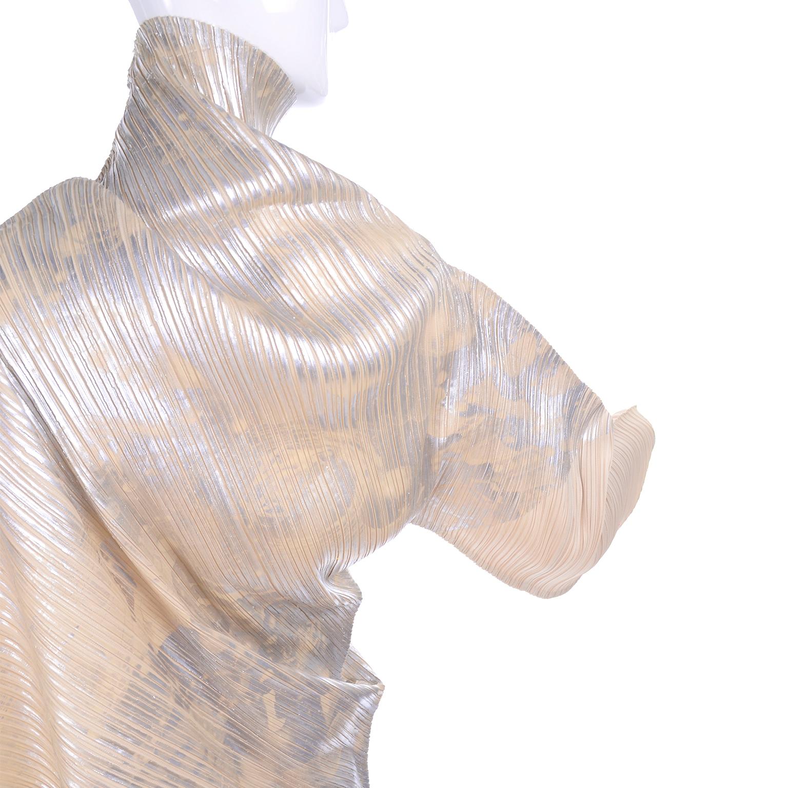 Issey Miyake A/H 1994 Asymmetrisches plissiertes Kleid in Creme & Silber Metallic mit Preisschildern 6