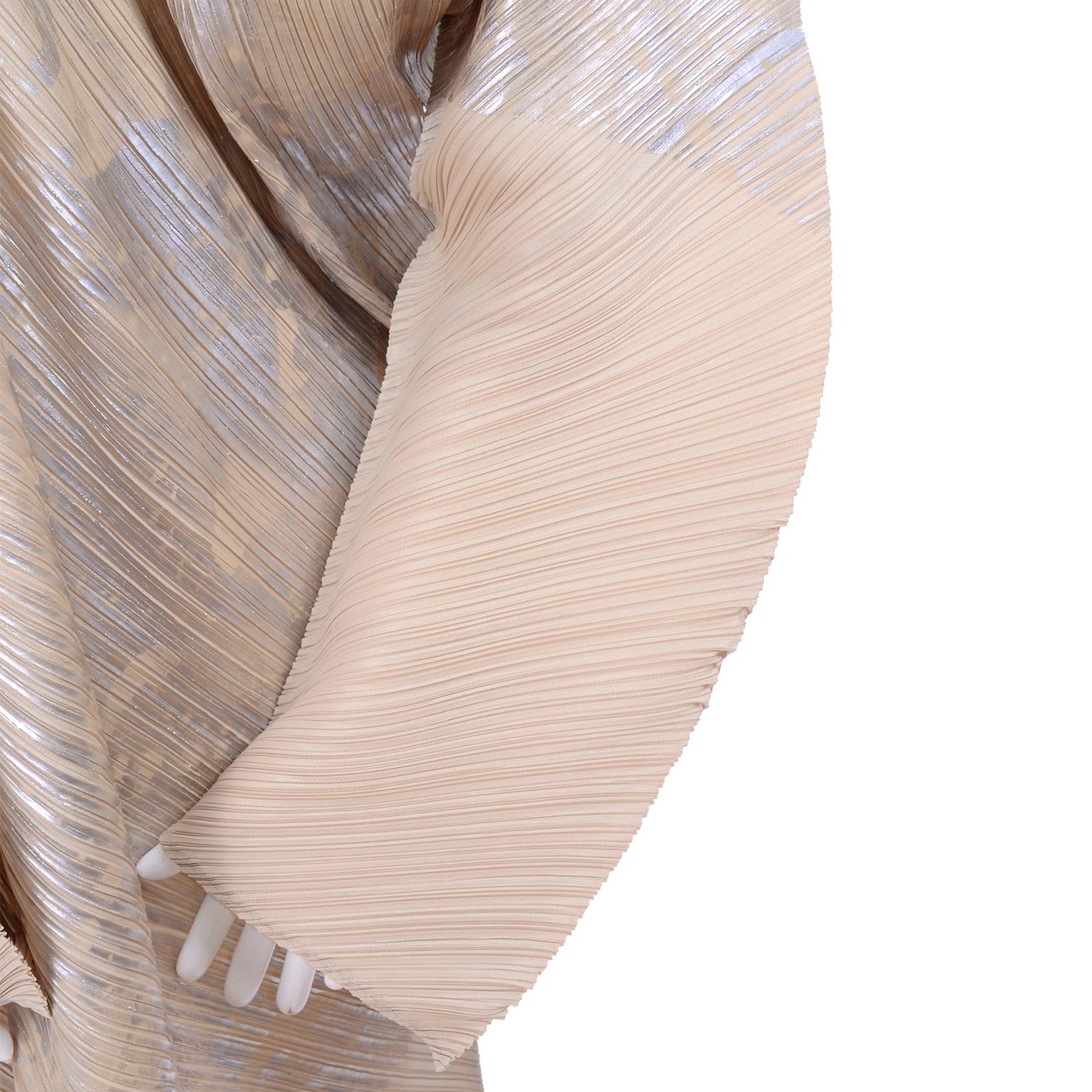 Issey Miyake A/H 1994 - Robe asymétrique plissée crème et argentée métallisée avec étiquette 7