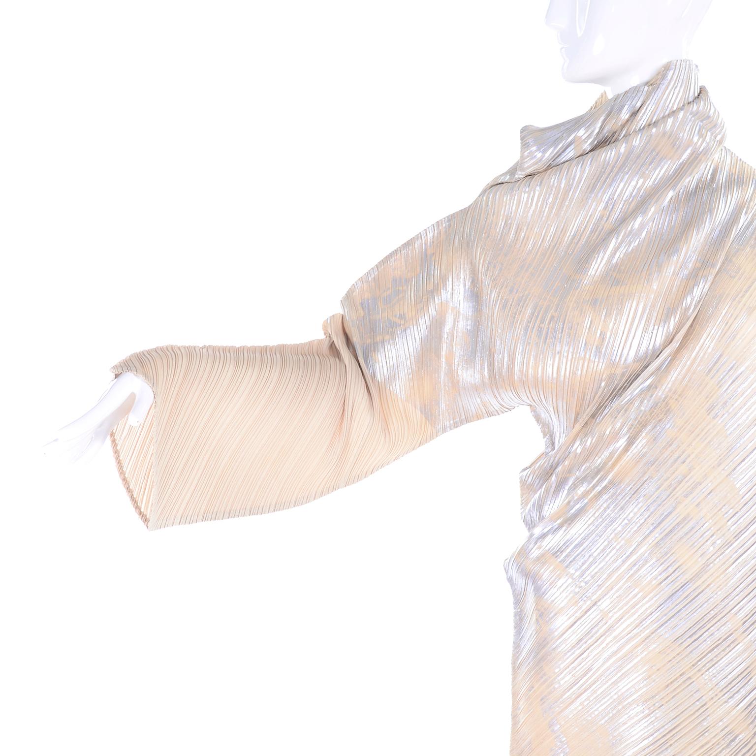 Issey Miyake A/H 1994 Asymmetrisches plissiertes Kleid in Creme & Silber Metallic mit Preisschildern Damen