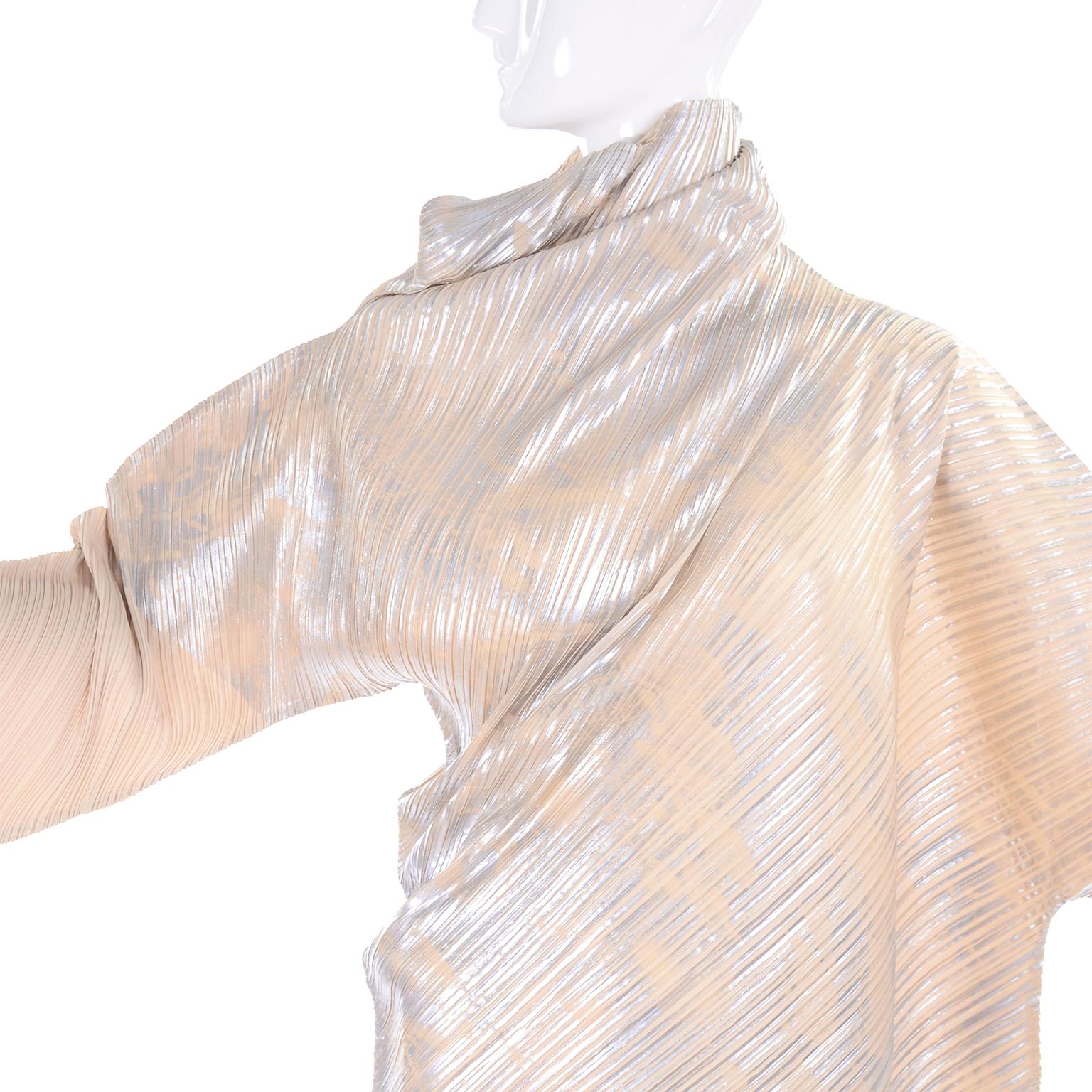 Issey Miyake A/H 1994 - Robe asymétrique plissée crème et argentée métallisée avec étiquette 4