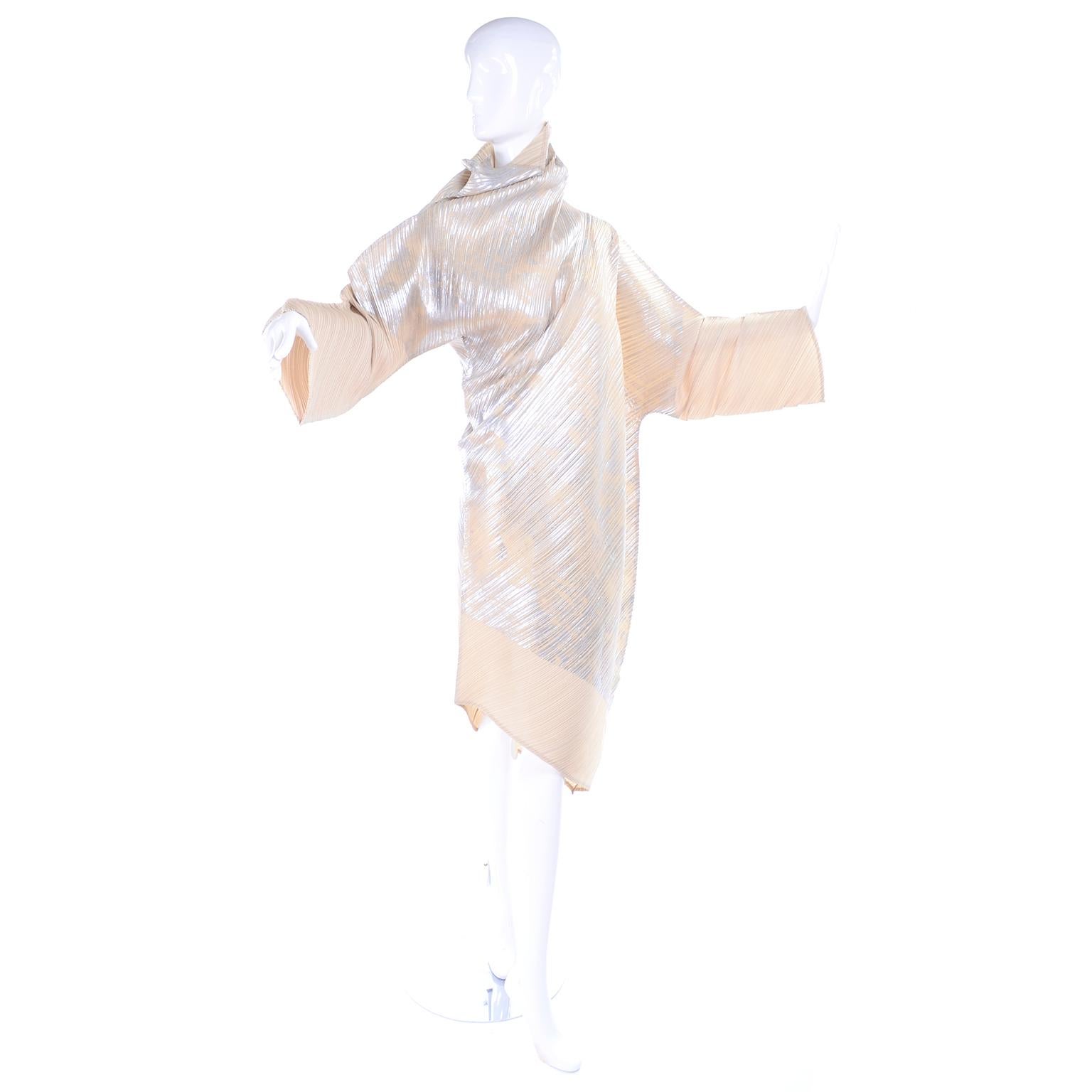 Beige Issey Miyake A/H 1994 - Robe asymétrique plissée crème et argentée métallisée avec étiquette