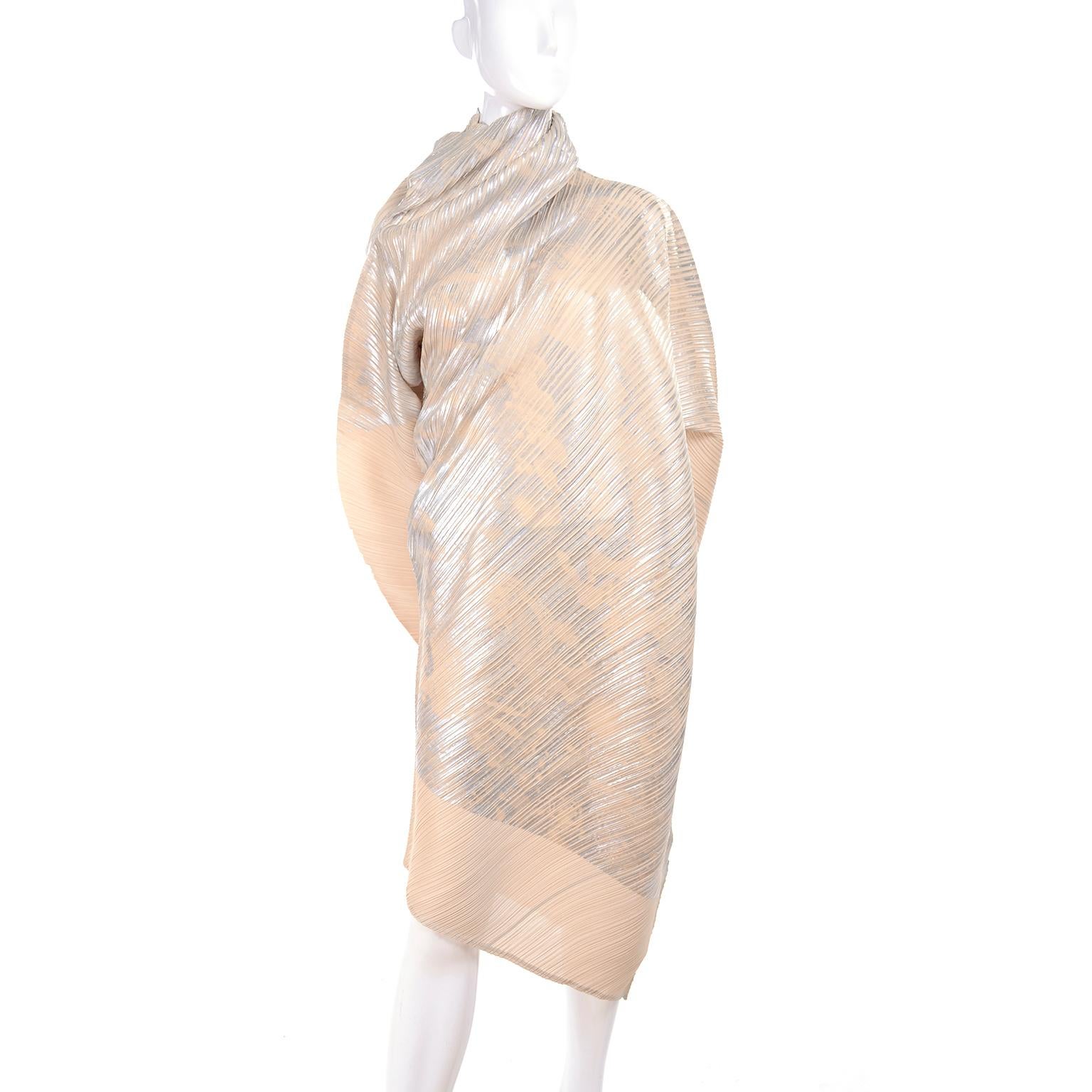 Issey Miyake A/H 1994 Asymmetrisches plissiertes Kleid in Creme & Silber Metallic mit Preisschildern 3