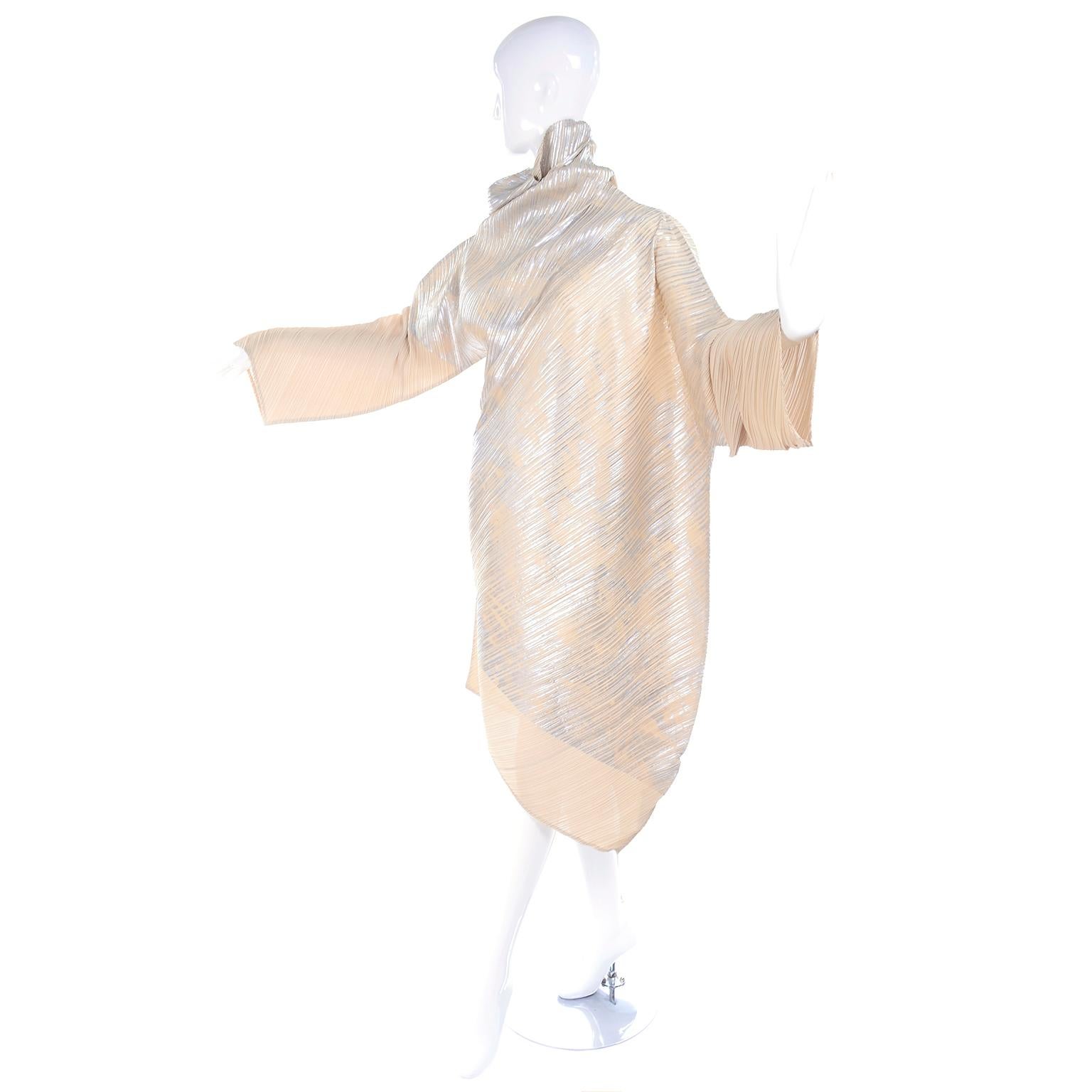 Issey Miyake A/H 1994 Asymmetrisches plissiertes Kleid in Creme & Silber Metallic mit Preisschildern 9