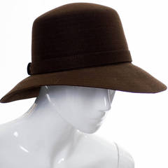 Chapeau en feutre de fourrure marron Givenchy Nouvelle Boutique Vintage des années 1970
