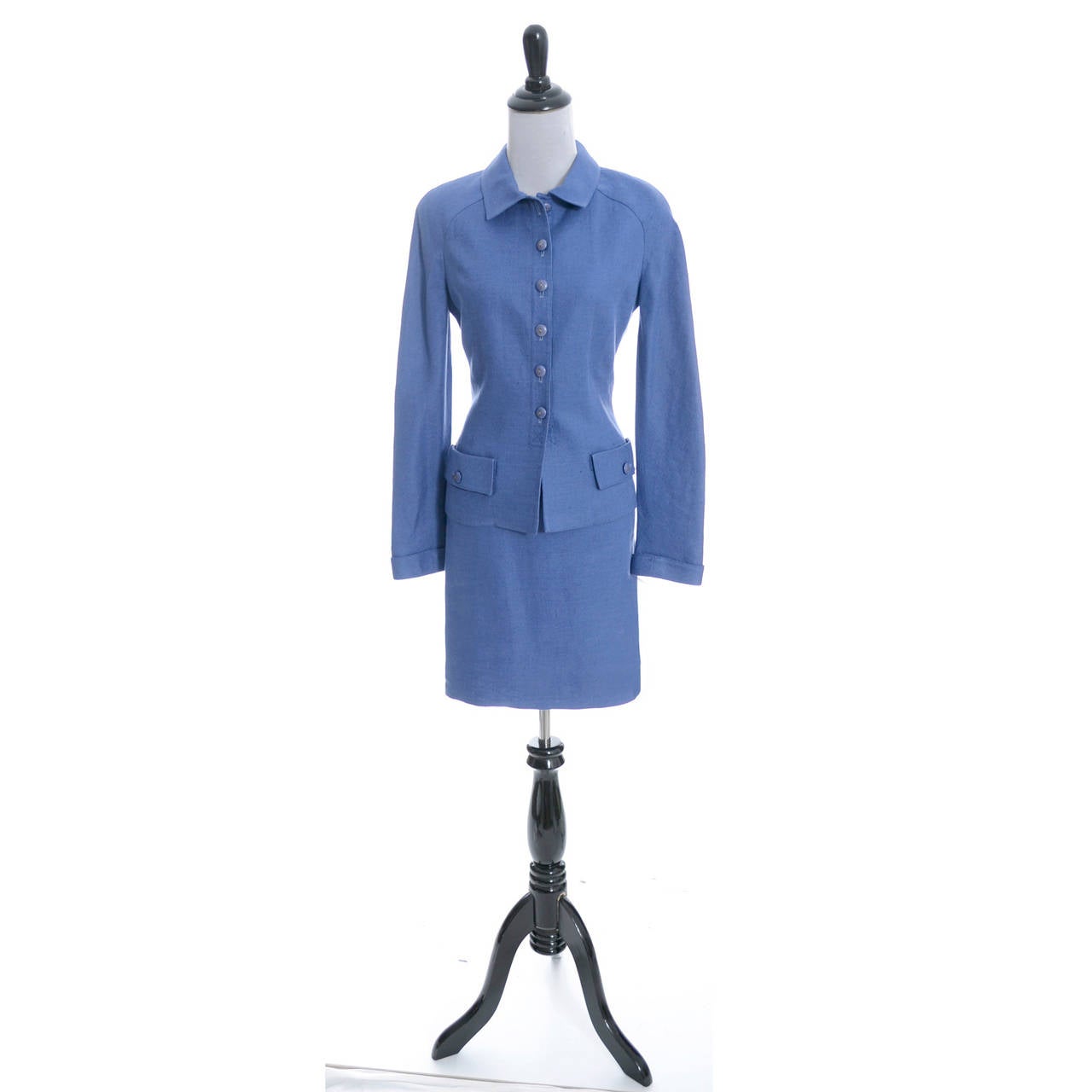 Ce joli tailleur 2 pièces en lin bleu vintage de la boutique Valentino se compose d'une jupe courte et étroite et d'un blazer ajusté à poches et boutonné sur le devant. La doublure du costume porte le logo V.I.I. de Valentino et les deux pièces sont