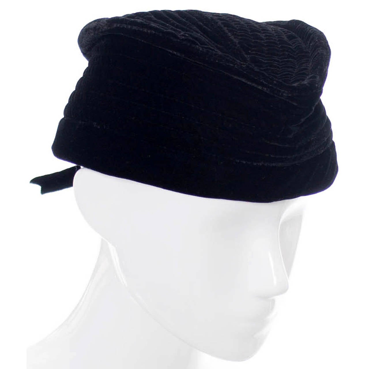 Valentino Garavani Boutique Vintage-Hut mit seltener Kapuze aus schwarzem Samt im Vintage-Stil Damen im Angebot