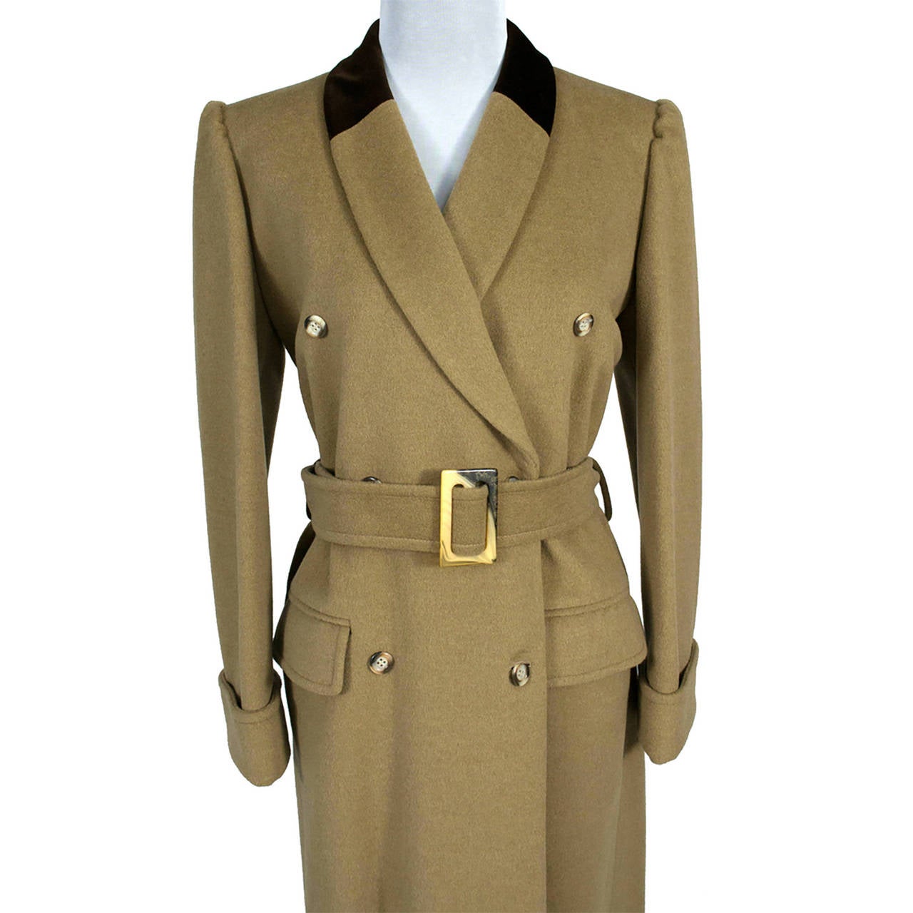 A timeless classic Valentino designer vintage coat! Outstanding camel colored vintage coat from Valentino, made in Italy in the 1970s. This coat has rarely if ever been worn and has pristine lining and is in excellent condition. There are front