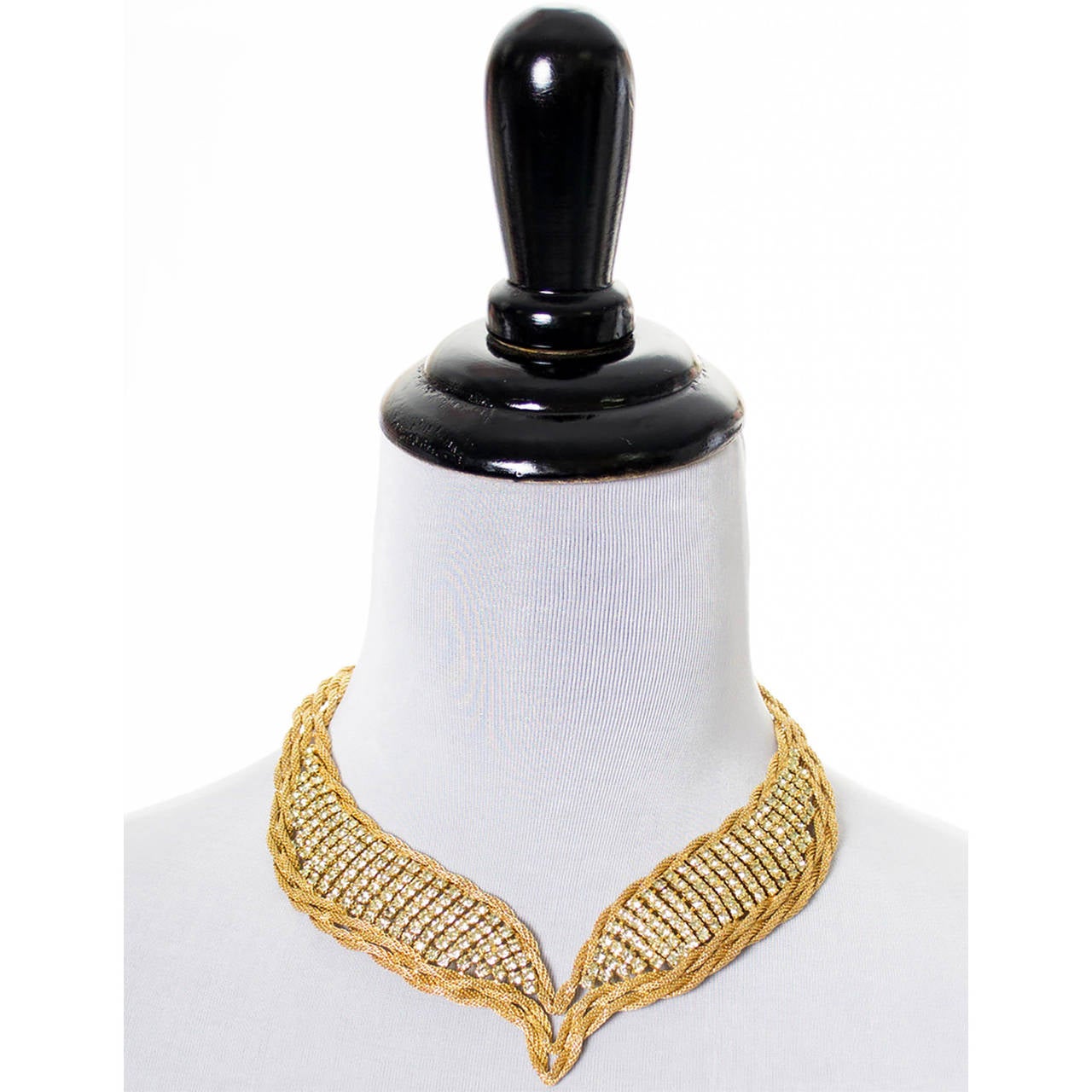 This is a gorgeous Hattie Carnegie gold tone woven vintage necklace with brilliant rhinestones!  The necklace is 19