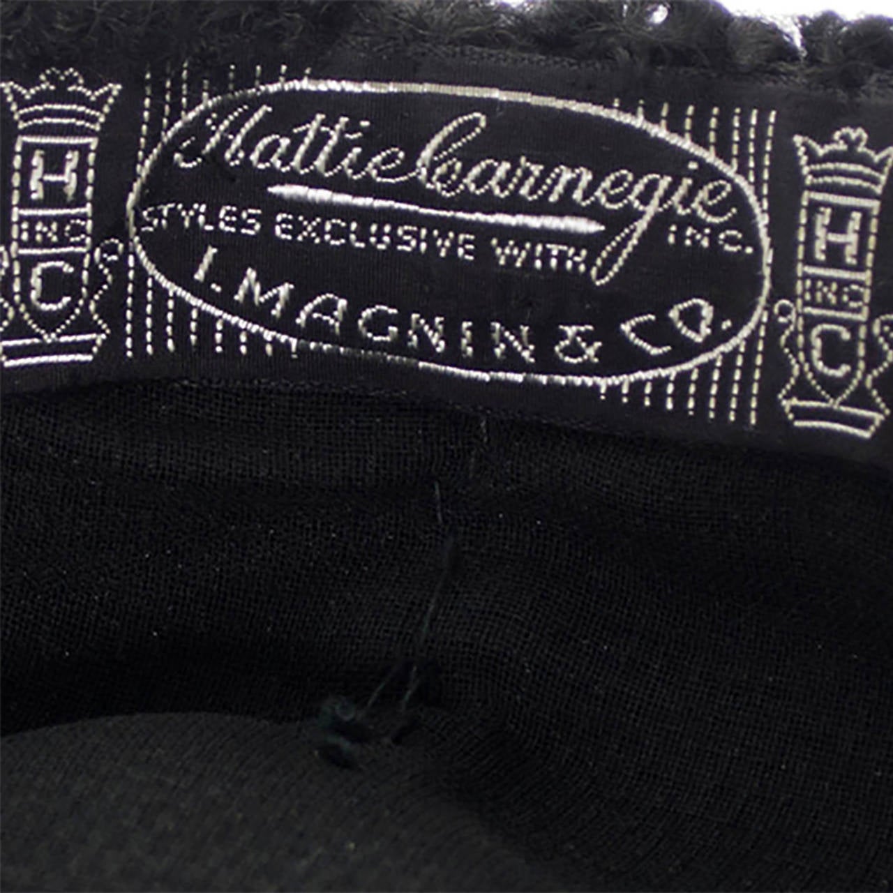 Chapeau Newsboy vintage Hattie Carnegie en laine d'agneau bouclée et velours de I Magnin  Excellent état - En vente à Portland, OR