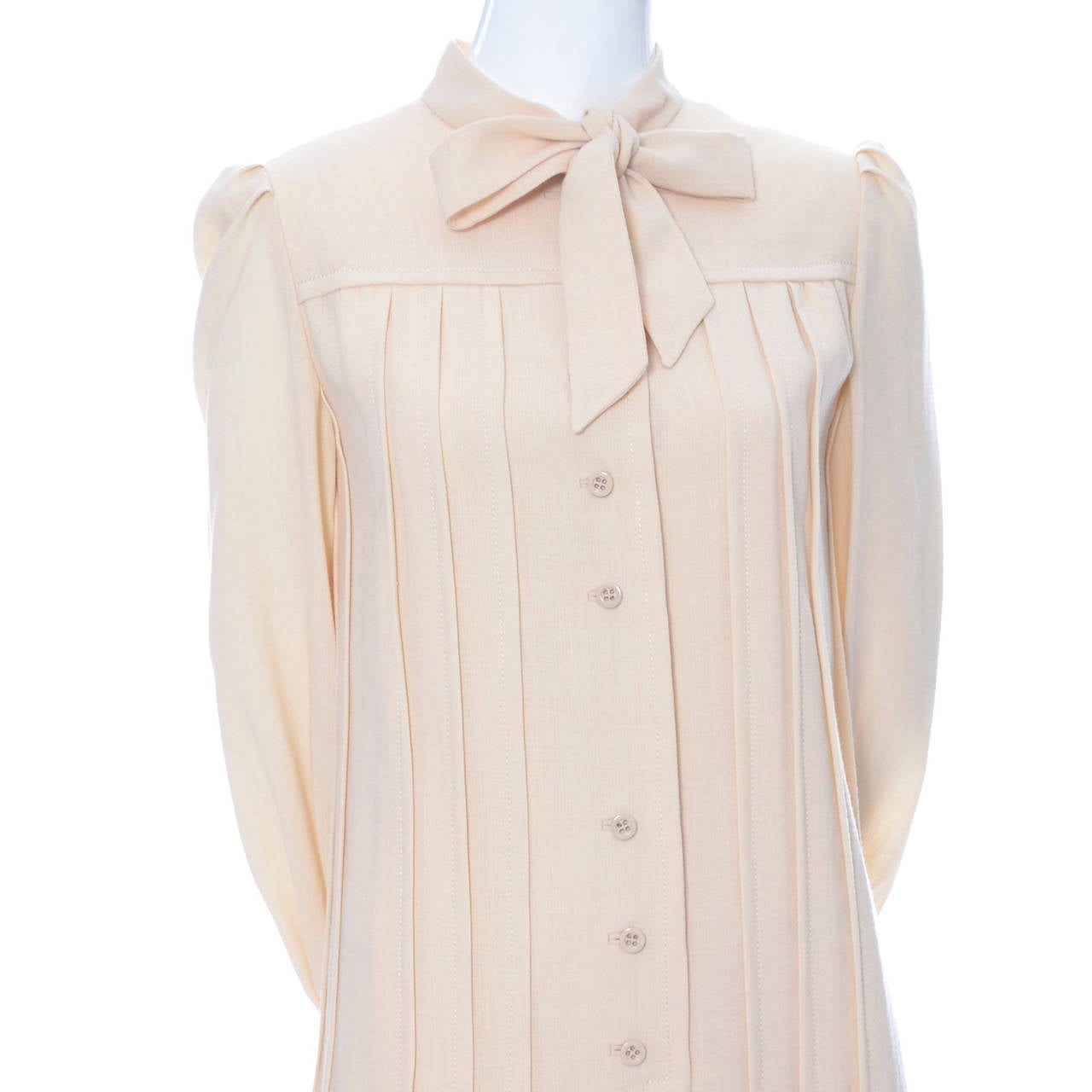 1970s Vintage Dress Marshall Field France in Cream Pleated Wool With Bow In Excellent Condition In Portland, OR