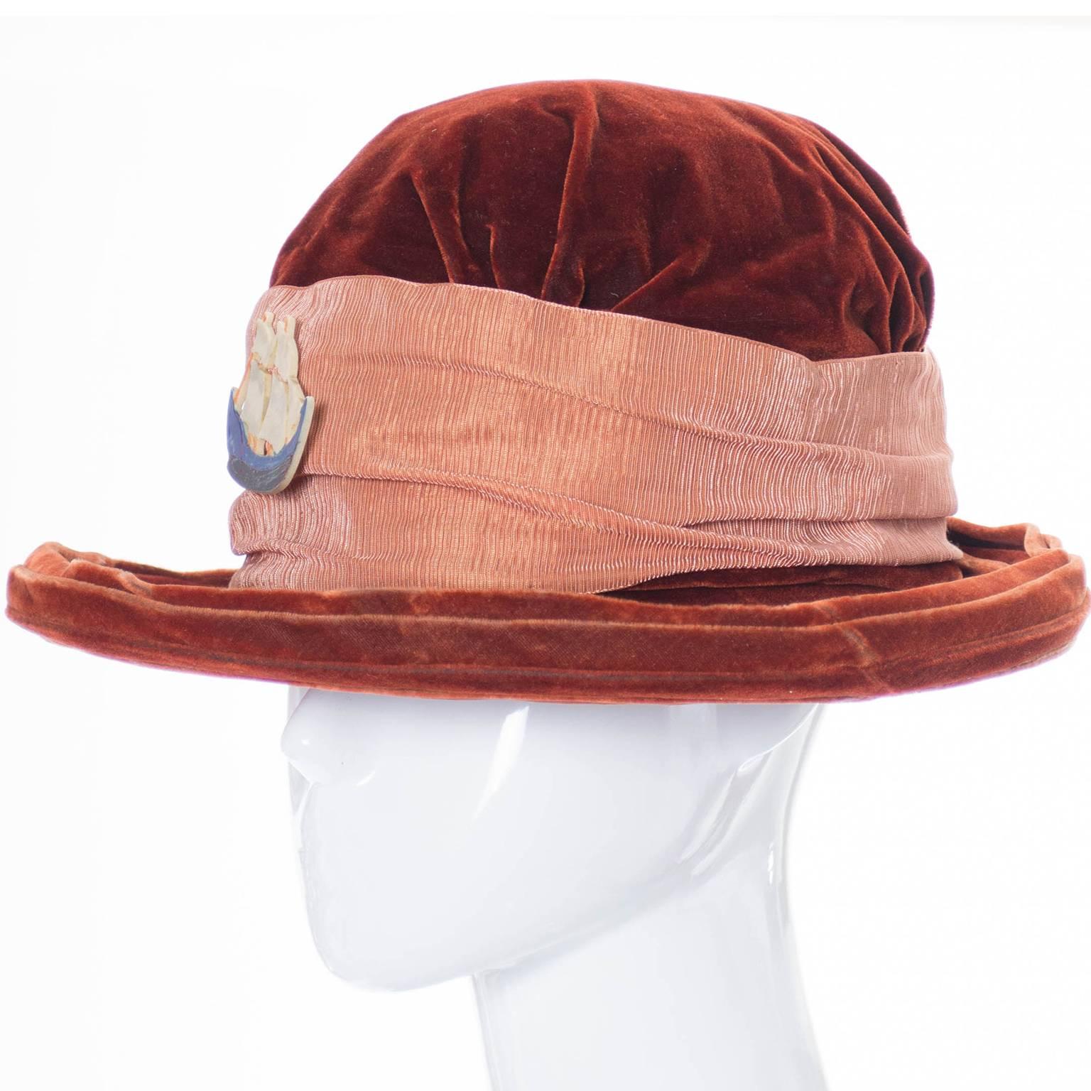 Ladies Edwardian Vintage Velvet Hat With Wide Satin Ribbon and Antique Ship  In Excellent Condition For Sale In Portland, OR