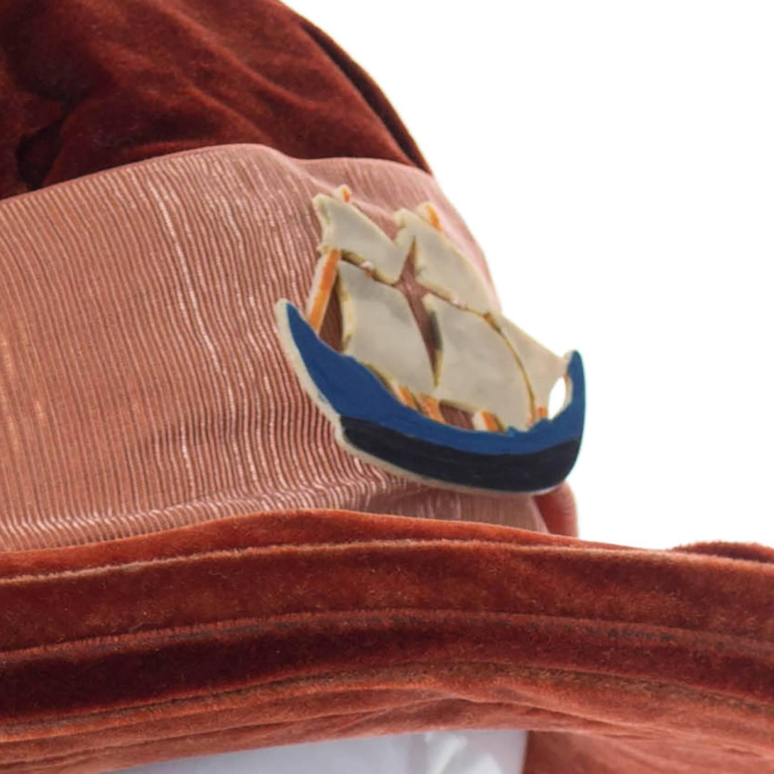 Beige Chapeau en velours édouardien vintage pour femme avec large ruban en satin et navire ancien  en vente