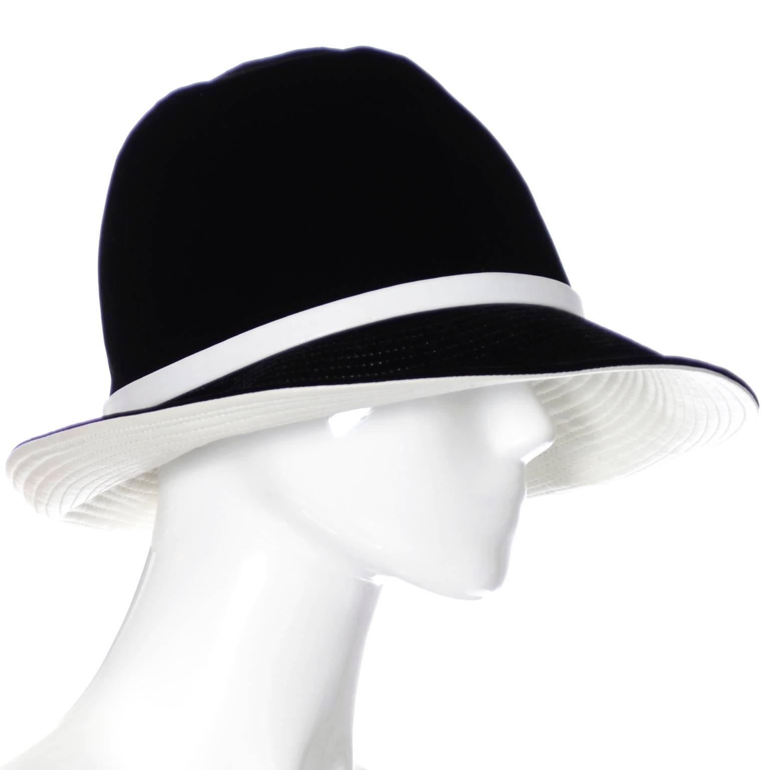 Il s'agit d'un superbe chapeau vintage des années 60 du merveilleux John Harberger, ou Mr. Ce chapeau a été acheté chez I+I Whiting et est fait de velours noir à l'extérieur, avec une belle garniture en cuir blanc et une doublure sur le bord du