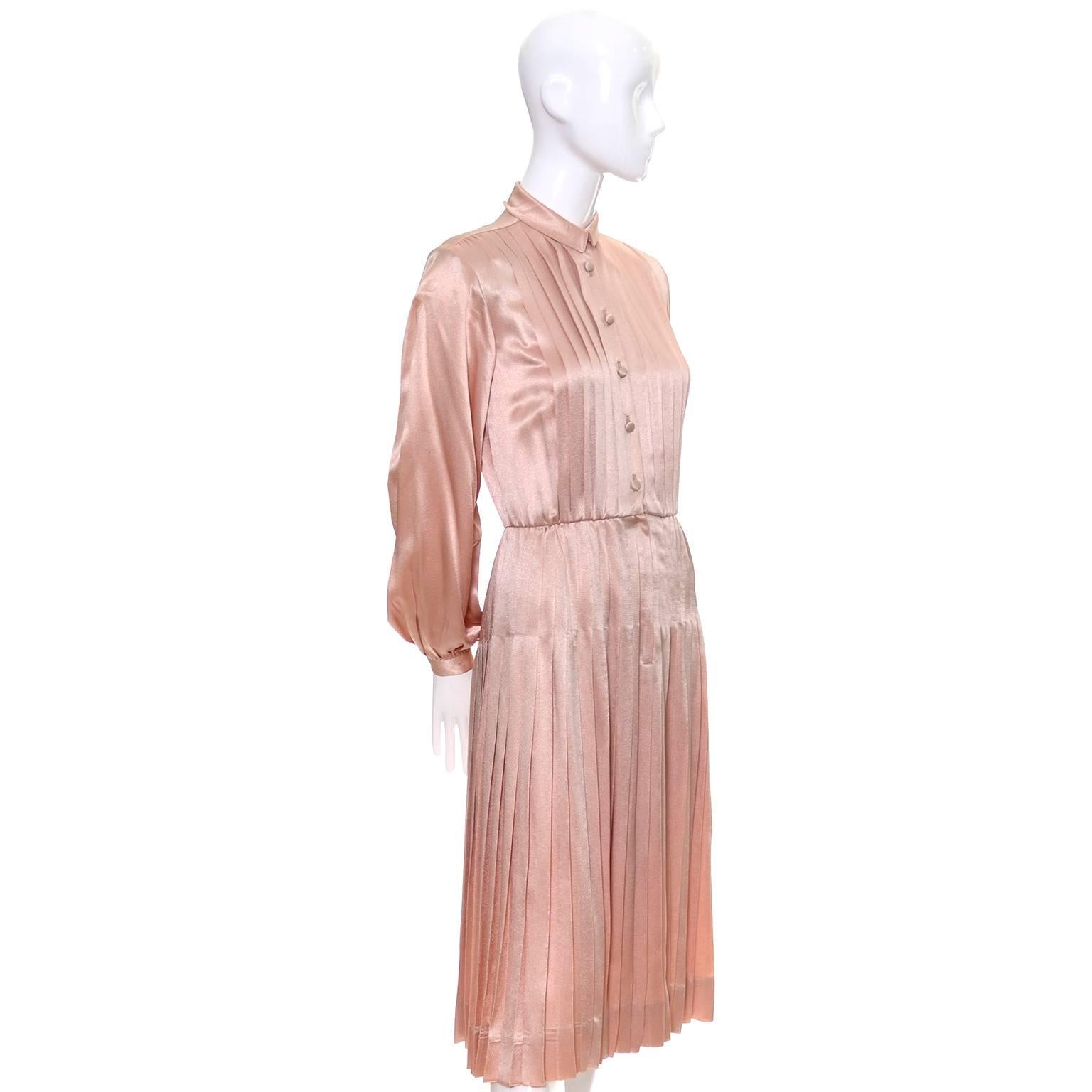 Albert Nipon 1970s Pleated Peach Pink Slipper Satin Vintage Dress In Excellent Condition In Portland, OR