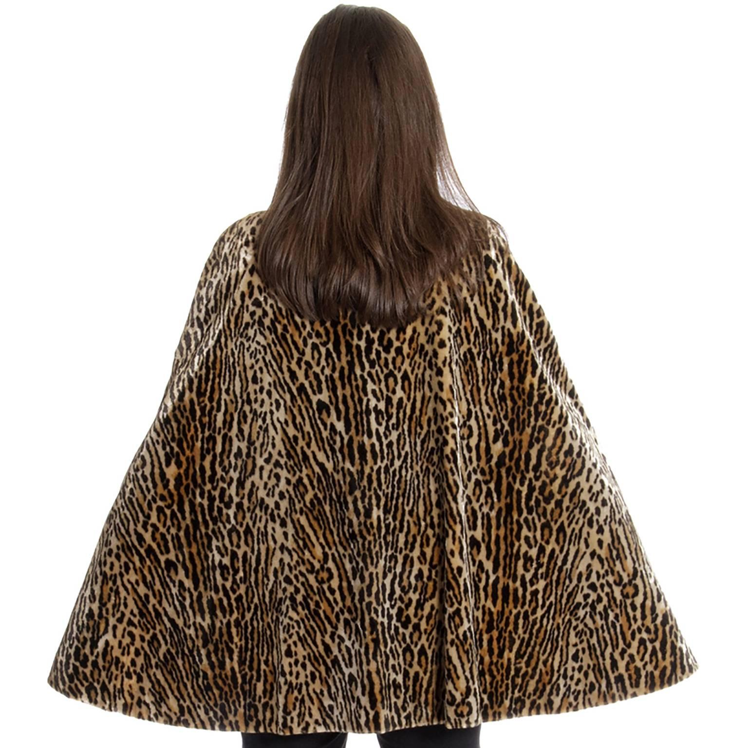Harolde's Vintage Leopard Faux Fur Cape 1960s Chic Outerwear S/M In Excellent Condition In Portland, OR