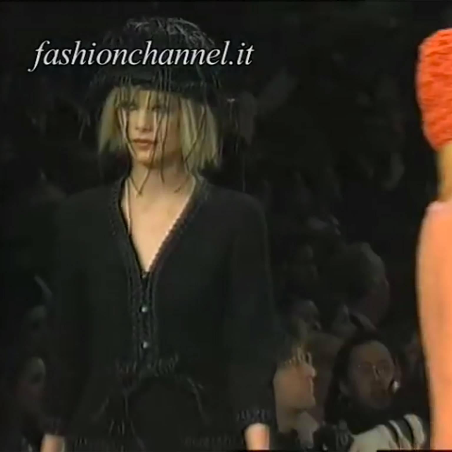 Chanel Anzug 1994 Runway Schwarz Boucle Vintage Rock und Jacke mit CC-Knöpfen Damen