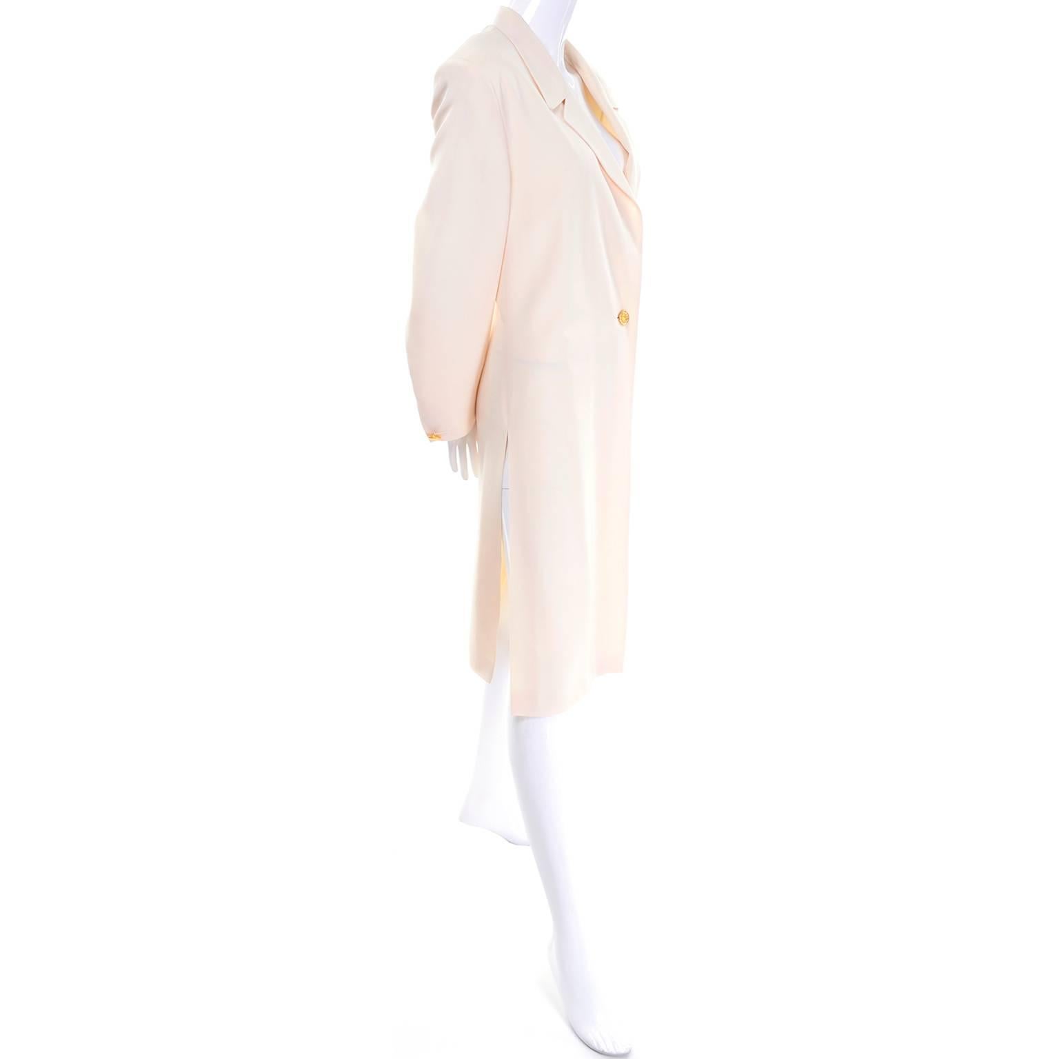 Blanc Manteau de soirée vintage Escada Couture couleur ivoire crème avec boutons or en strass 38 en vente