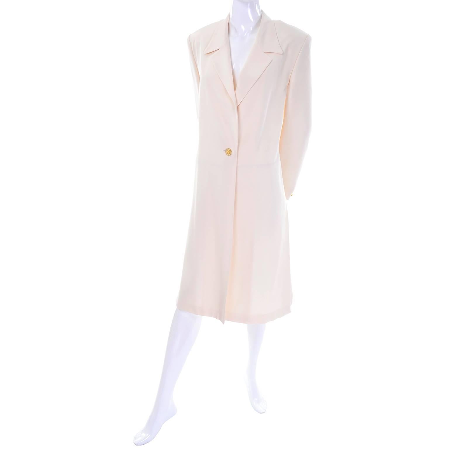 Manteau de soirée vintage Escada Couture couleur ivoire crème avec boutons or en strass 38 Excellent état - En vente à Portland, OR