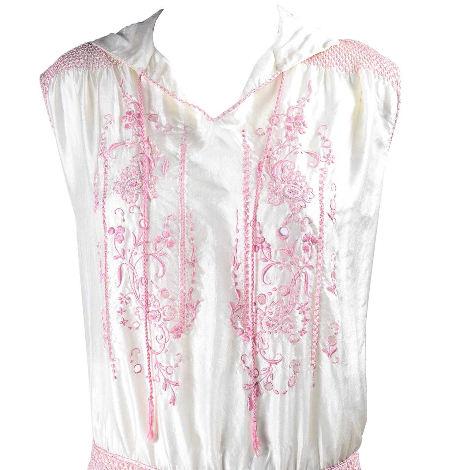 1920s Vintage Dress in Ivory Silk With Pink Embroidery and Topstitching For Sale 2