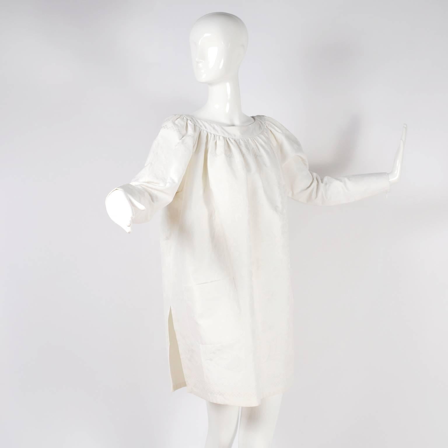 1980er Christian Lacroix Vintage Weiße Leinen- Damast-Tunika oder Kleid mit Original-Tag (Grau) im Angebot