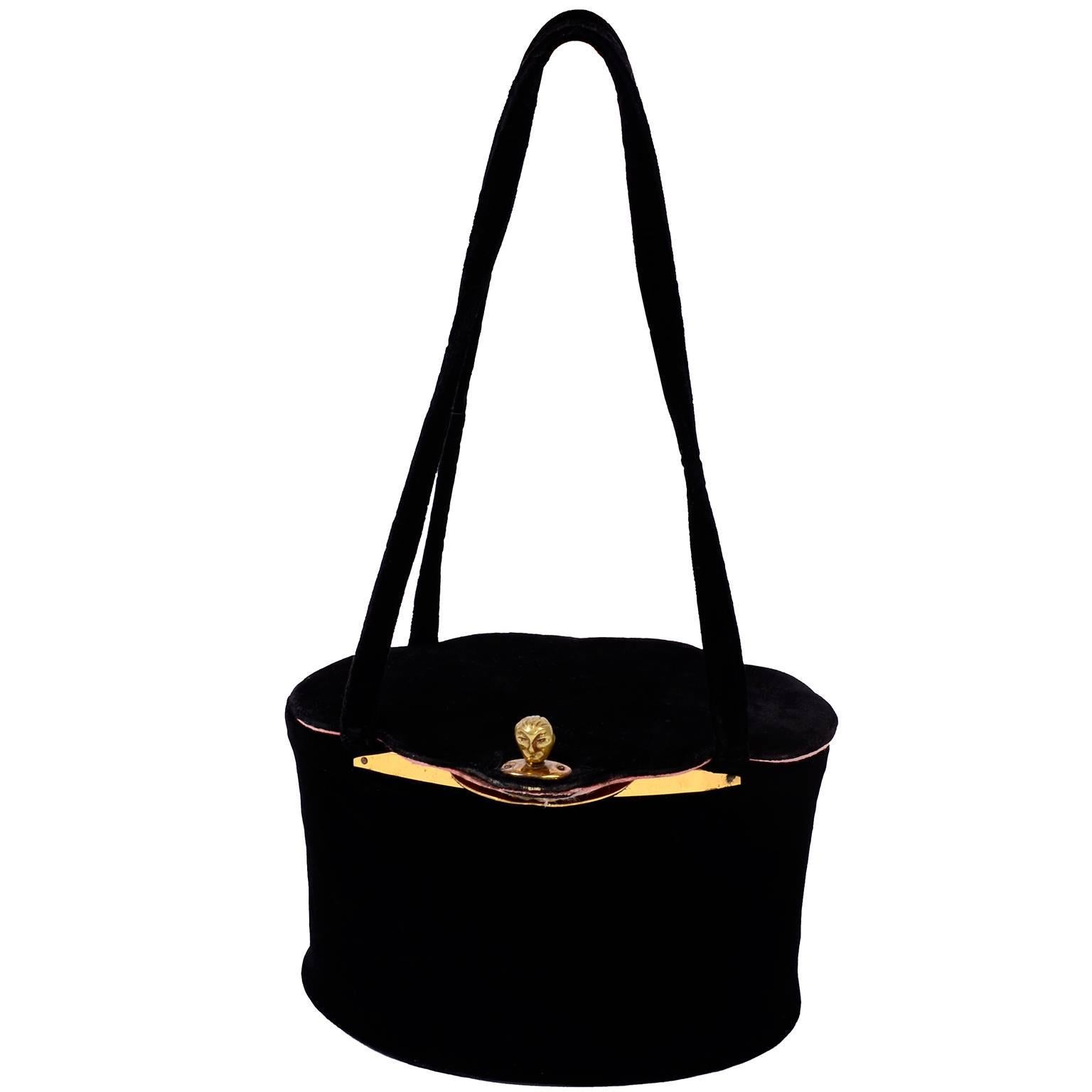 Dies ist eine seltene Vintage-Handtasche von Koret im Box-Stil mit einem wunderschönen Messingverschluss.  Die Tasche ist aus schwarzem Samt mit rosa Moiré-Satinfutter und lässt sich zusammenklappen:: sodass sie leicht verpackt oder aufbewahrt