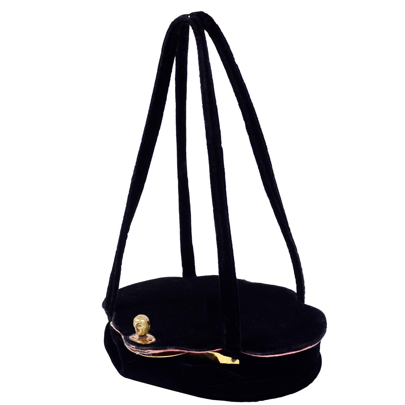 Seltene zusammenklappbare Koret Vintage-Handtasche aus den 1940er Jahren in schwarzem Samt mit einzigartigem Gesichtsverschluss im Zustand „Gut“ in Portland, OR
