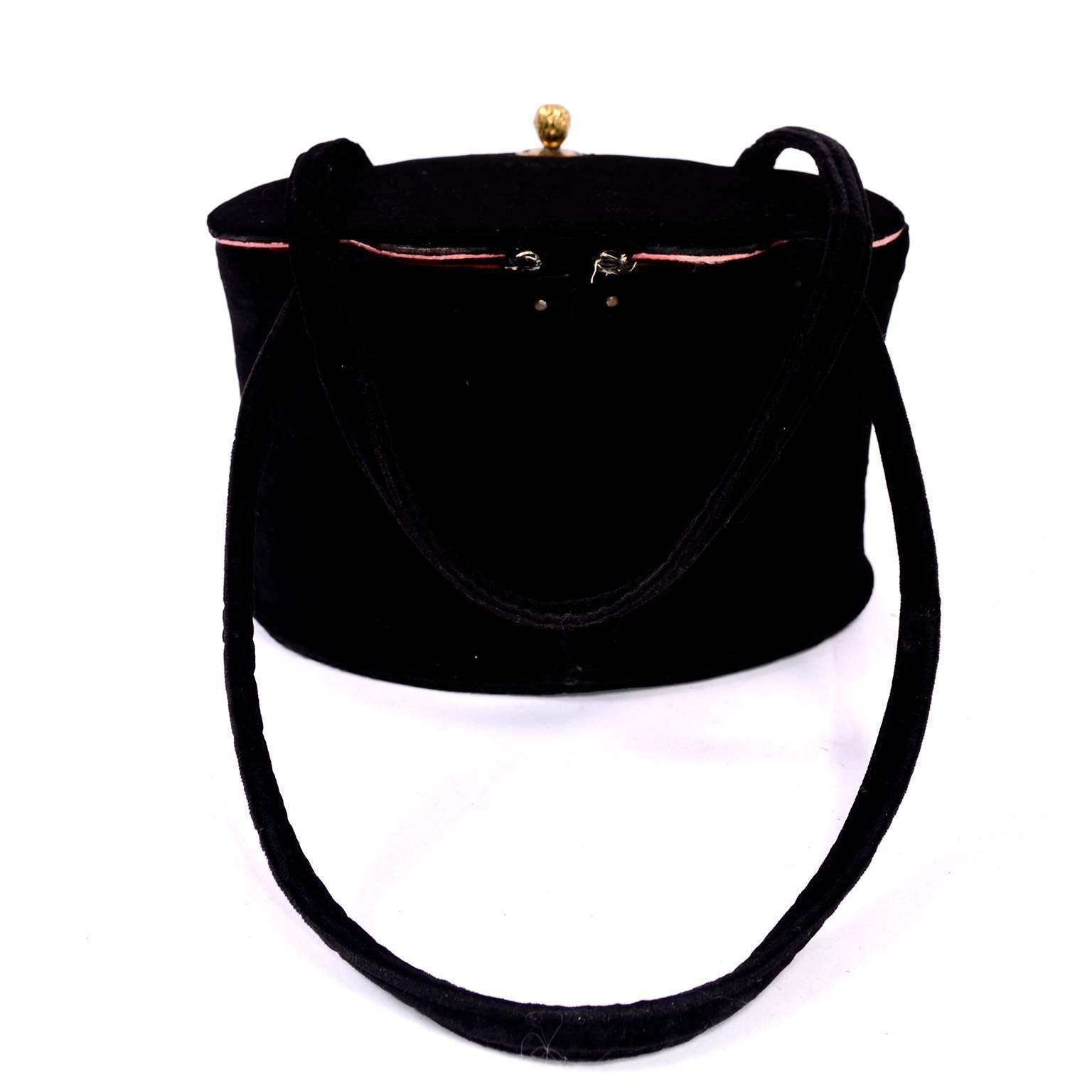 Seltene zusammenklappbare Koret Vintage-Handtasche aus den 1940er Jahren in schwarzem Samt mit einzigartigem Gesichtsverschluss (Schwarz)