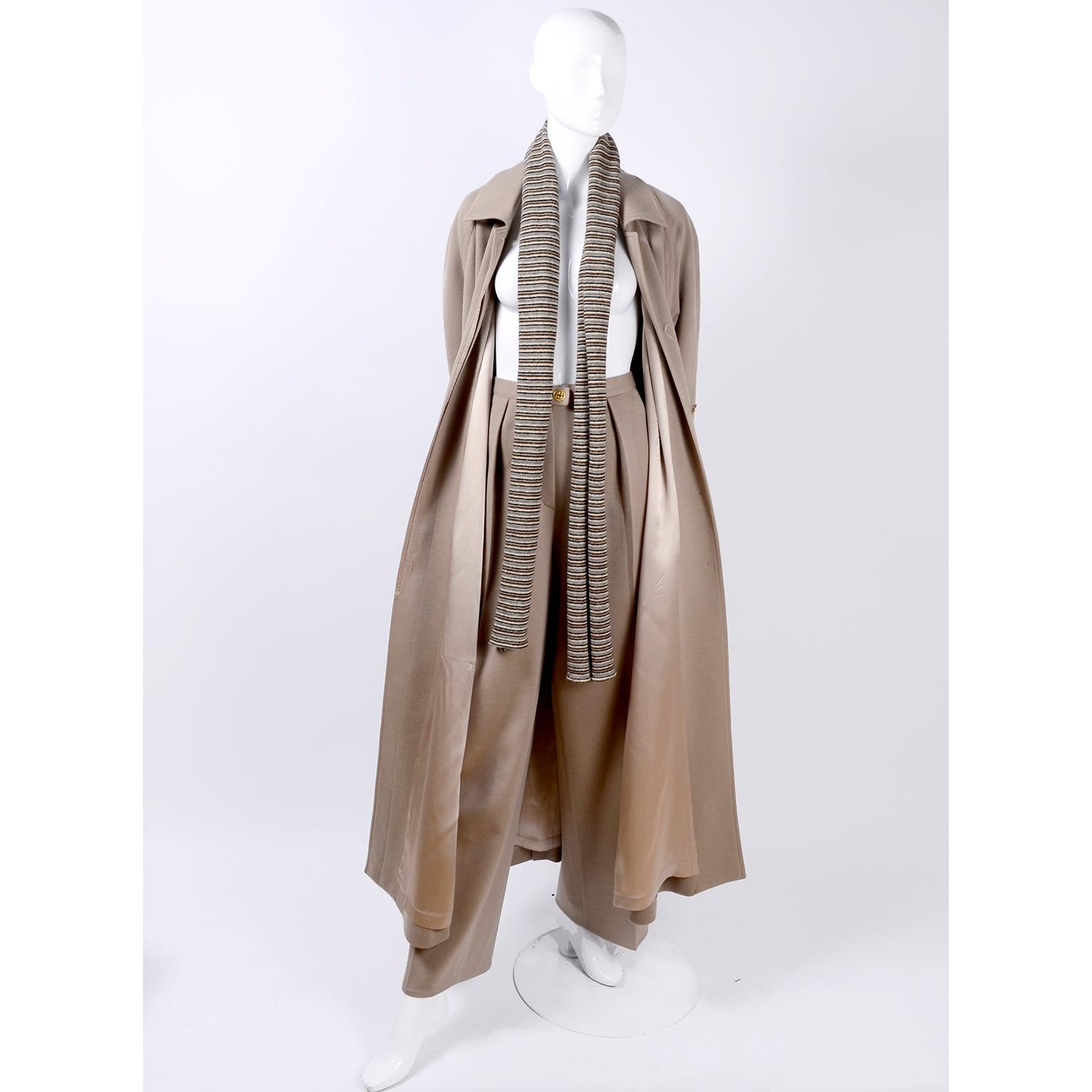 Voici un magnifique ensemble 3 pièces en laine de Sonia Rykiel, Paris. C'est une belle tenue polyvalente  qui comprend un pantalon taille haute, un magnifique manteau long doublé et ceinturé, et une écharpe rayée. Ce tailleur-pantalon vintage