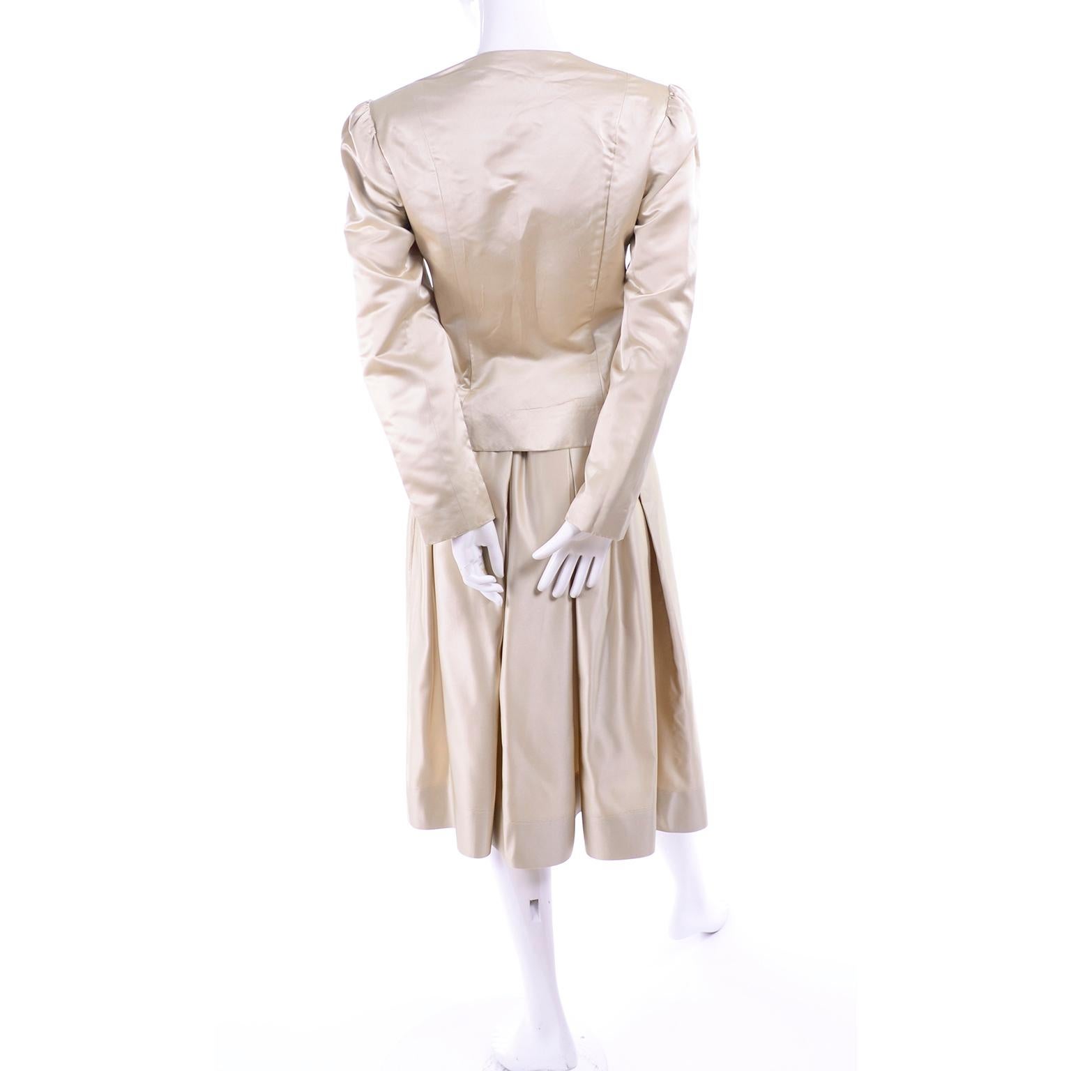 Albert Nipon Early Vintage Rayon Seide Satin 2 Stck. Kleid Rock Anzug mit schwarzer Schleife (Beige) im Angebot