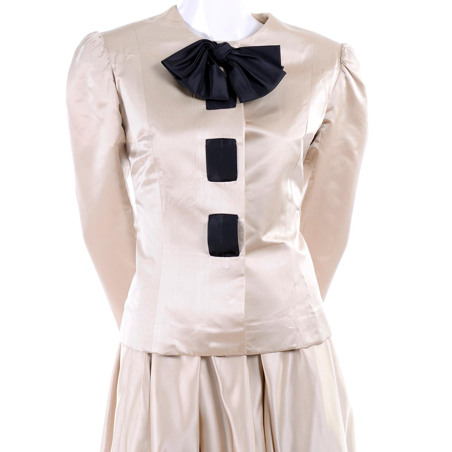 Albert Nipon Early Vintage Rayon Seide Satin 2 Stck. Kleid Rock Anzug mit schwarzer Schleife im Zustand „Hervorragend“ im Angebot in Portland, OR
