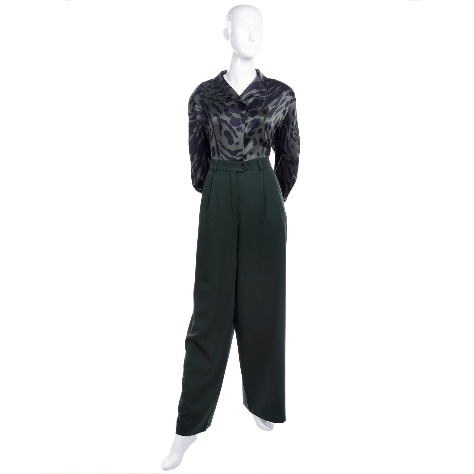 Costume pantalon 3 pièces Escada bleu marine et vert et chemisier en soie imprimé animal, années 1980 en vente 2