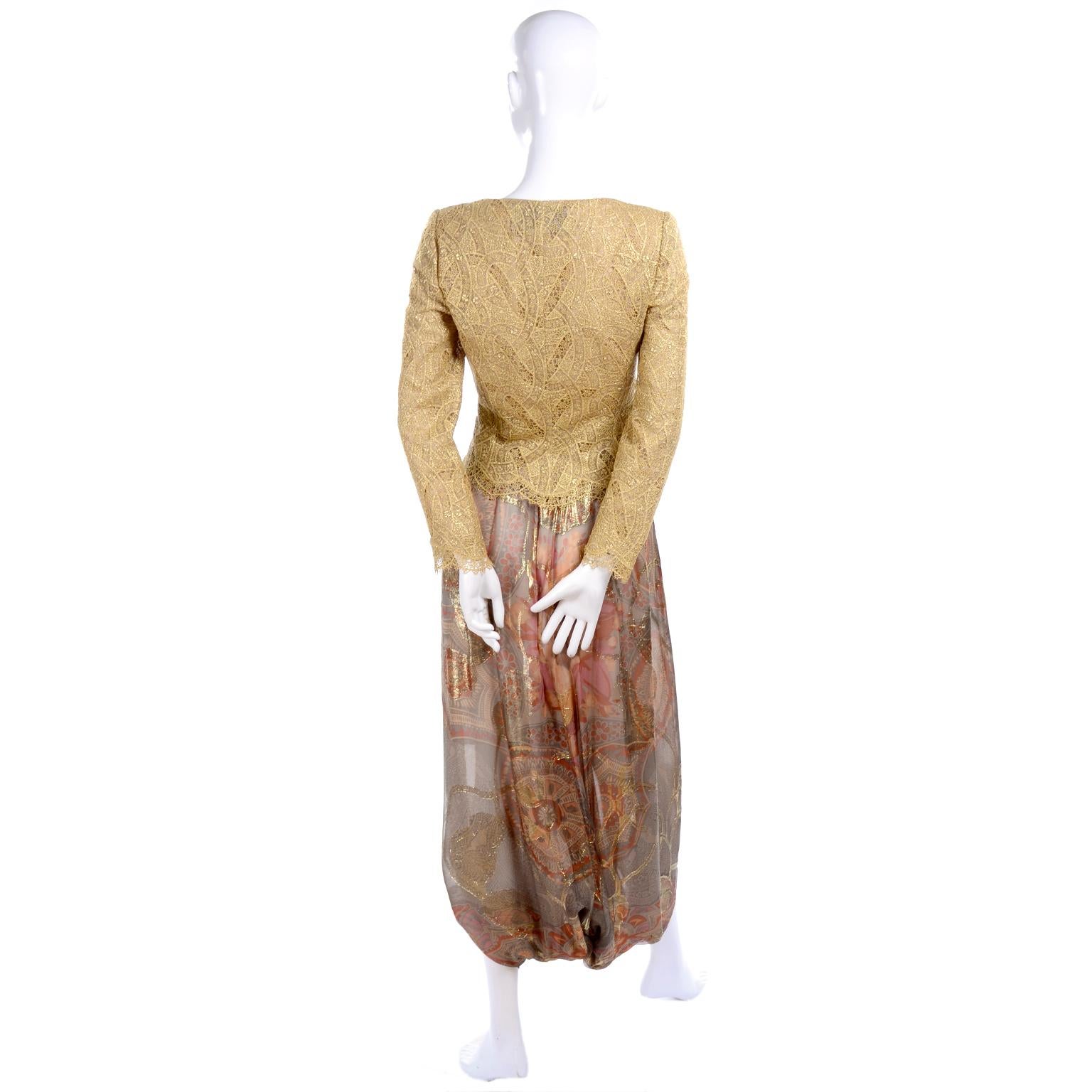 Mary McFadden Couture - Pantalon harem imprimé lamé or et haut à fermeture éclair en dentelle dorée, soirée  Pour femmes en vente