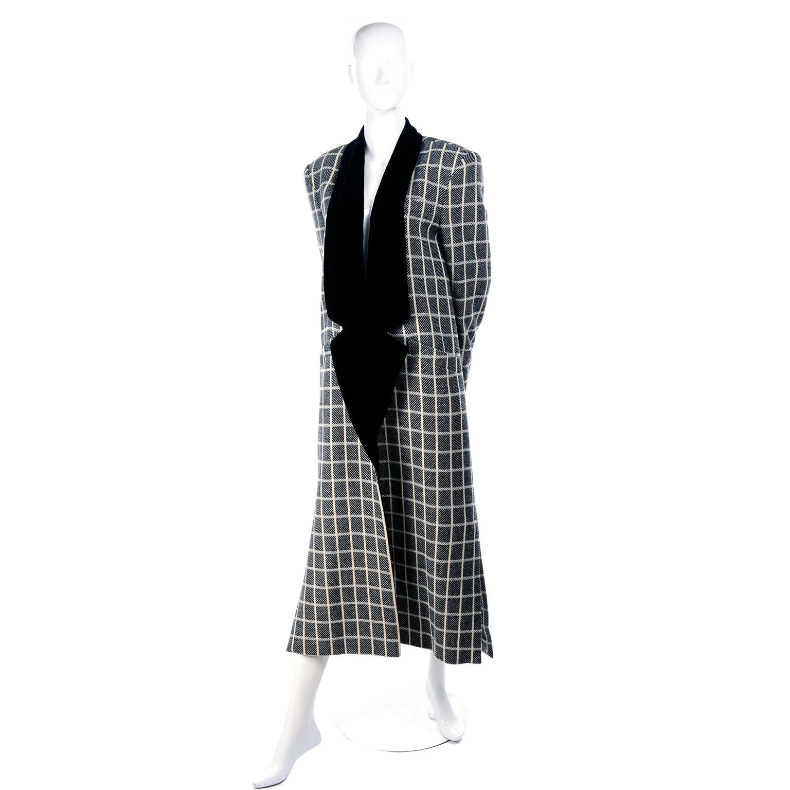 1980er Jahre Vintage Escada Schwarzer & Cremefarbener karierter Mantel mit schwarzen Samtrevers Damen