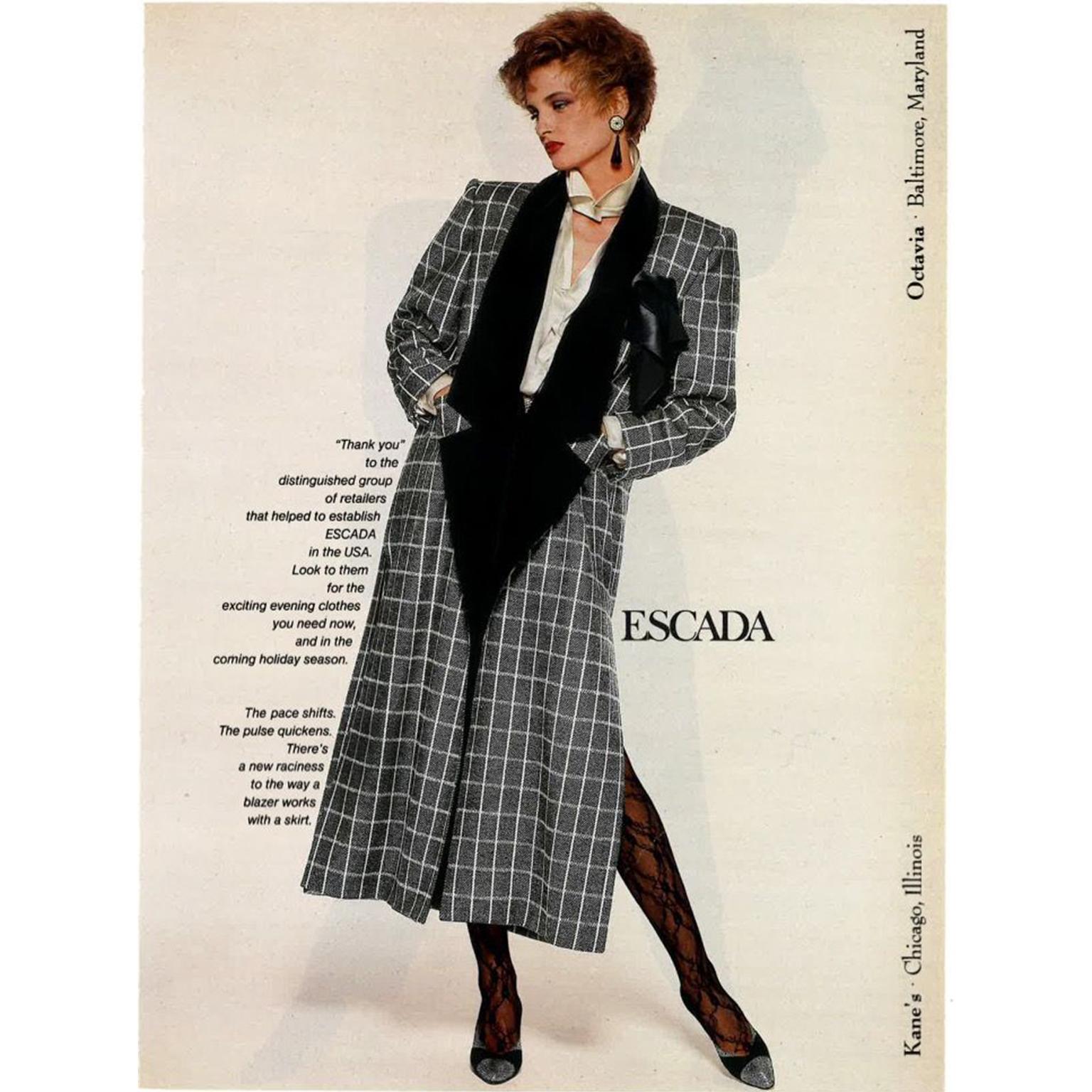 Dies ist ein hervorragender Vintage-Mantel von Escada, entworfen von Margaretha Ley in den 1980er Jahren. Der Mantel ist vorne offen und hat ein übertriebenes, langes Revers aus schwarzem Samt und Vordertaschen.  Dieser fabelhafte Mantel hat ein