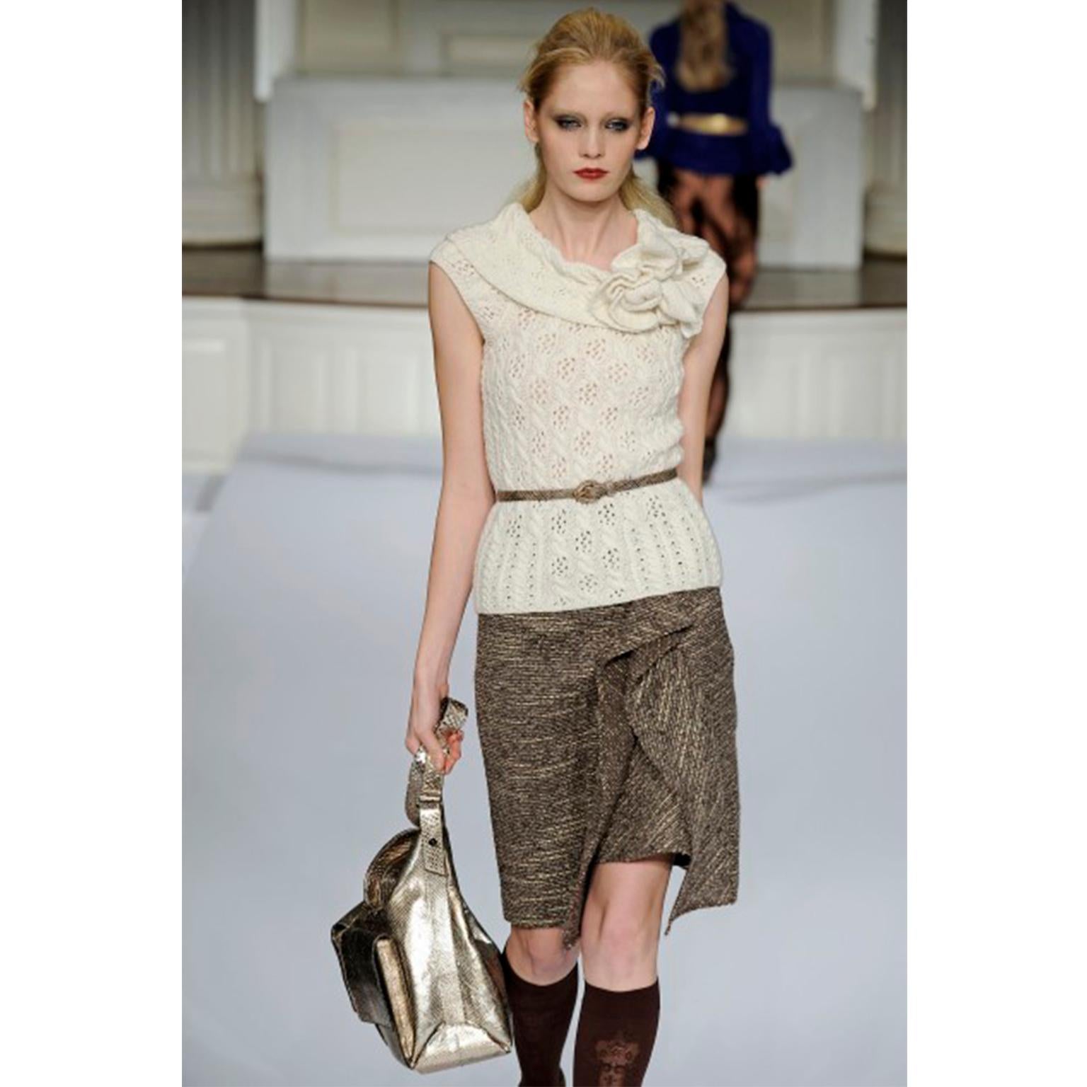 This is a lovely Oscar de la Renta Brown and Cream Tweed Skirt with a pretty attached panel ruffle from his Pre-Fall 2009 collection. It has a nice fit, and the ruffle causes movement and interest when you walk!
This pretty skirt is in wool,