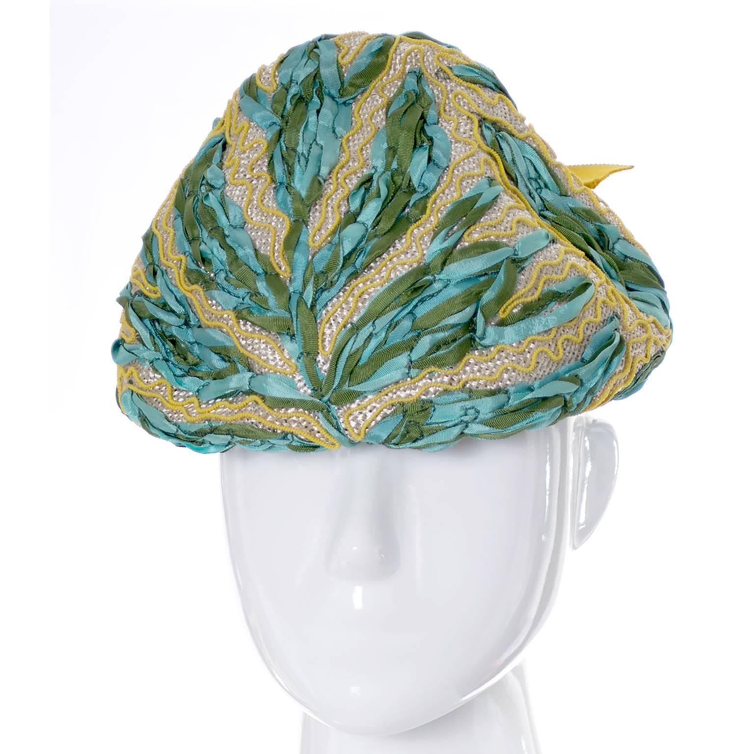 Diese Vintage Lilly Dache Dachettes können den ganzen Frühling oder Sommer getragen werden. Der Hut stammt aus einem prominenten Nachlass, der nur die feinsten Designer-Vintage-Kleider und -Accessoires umfasst. Jedes Mal, wenn ich etwas aus diesem