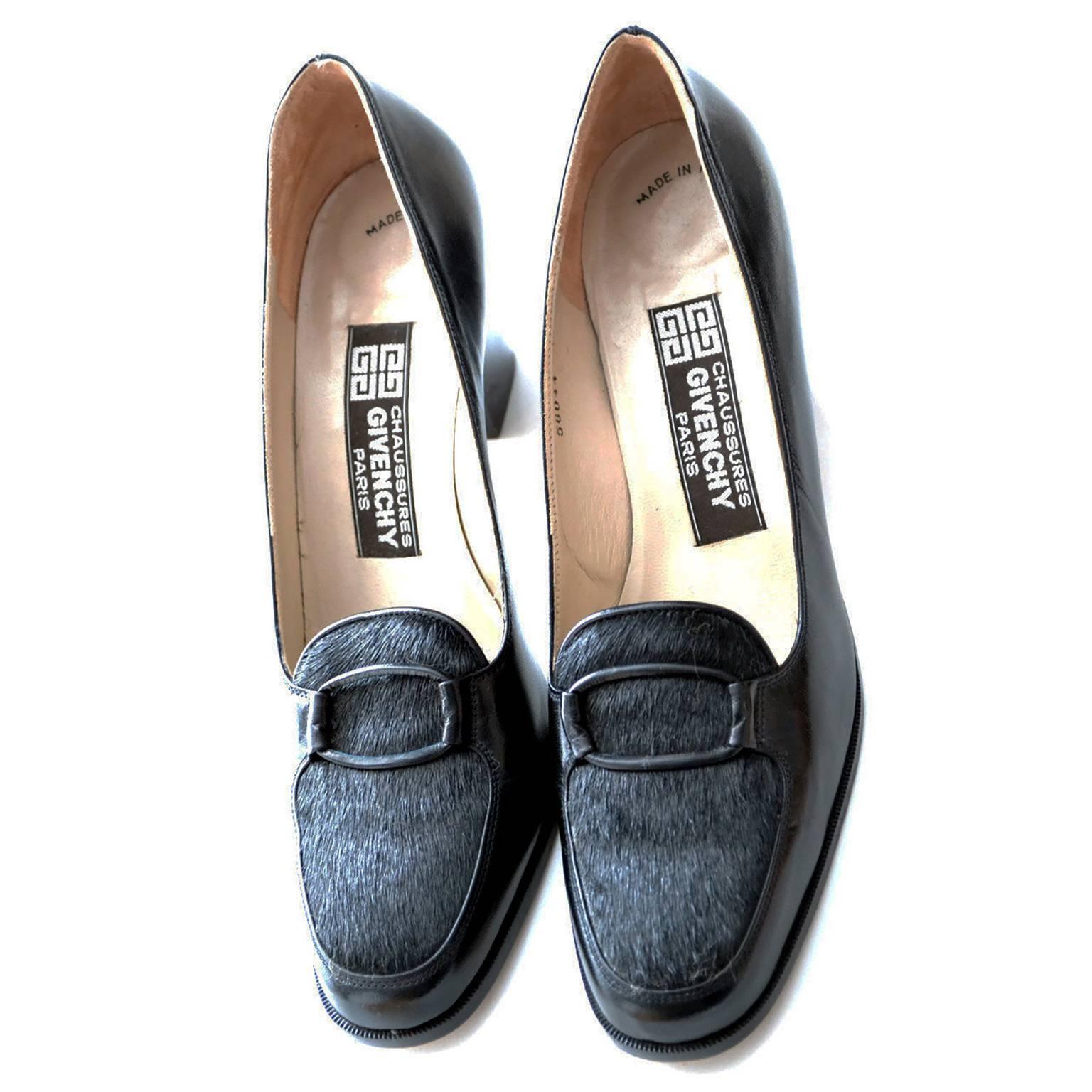 Il s'agit d'une paire exceptionnelle de Givenchy Paris Chaussures vintage pour femme des années 1970. Ils sont une taille 8 ½ étroite chaussures en cuir noir avec garniture de fourrure noire et boucle couverte de tissu.  Le talon mesure un peu moins