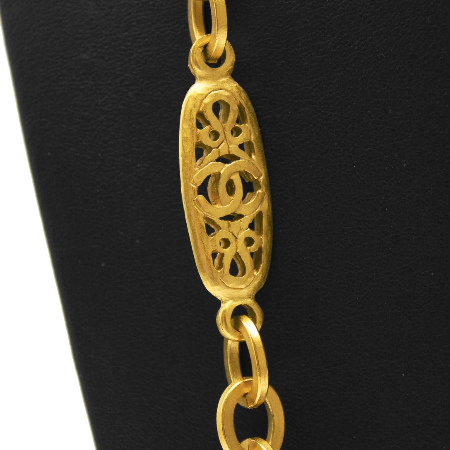 Chanel necklace with CC oval links from the 1995 Spring collection. The necklace is made of medium size flat link cable chain and oval shaped CC link with a swirl detail. Fastens with a spring ring closure, in excellent condition.