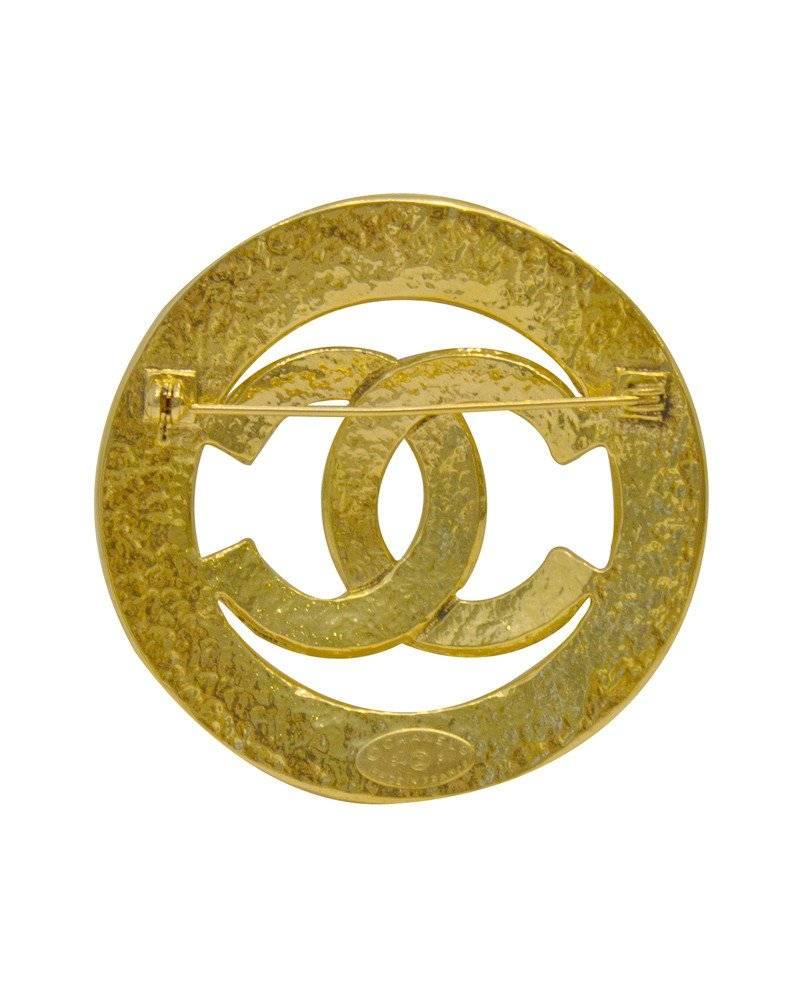 Classic Chanel CC logo pin from the Spring 1994 collection. The slightly hammered gold plate pin consists of a large circle with a CC in the center. In excellent condition.

2.5