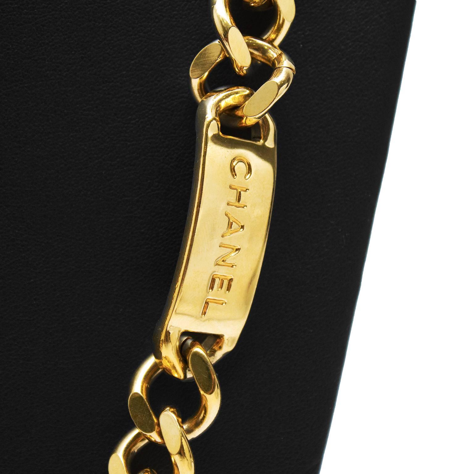 Chunky flat goldtone chain link belt or necklace from the 1980's. The chain has a CHANEL rectangular link on it and a stamped CC coin attached to one end with a hinge clasp. Closes with a hook and is adjustable. In excellent condition. 

Length