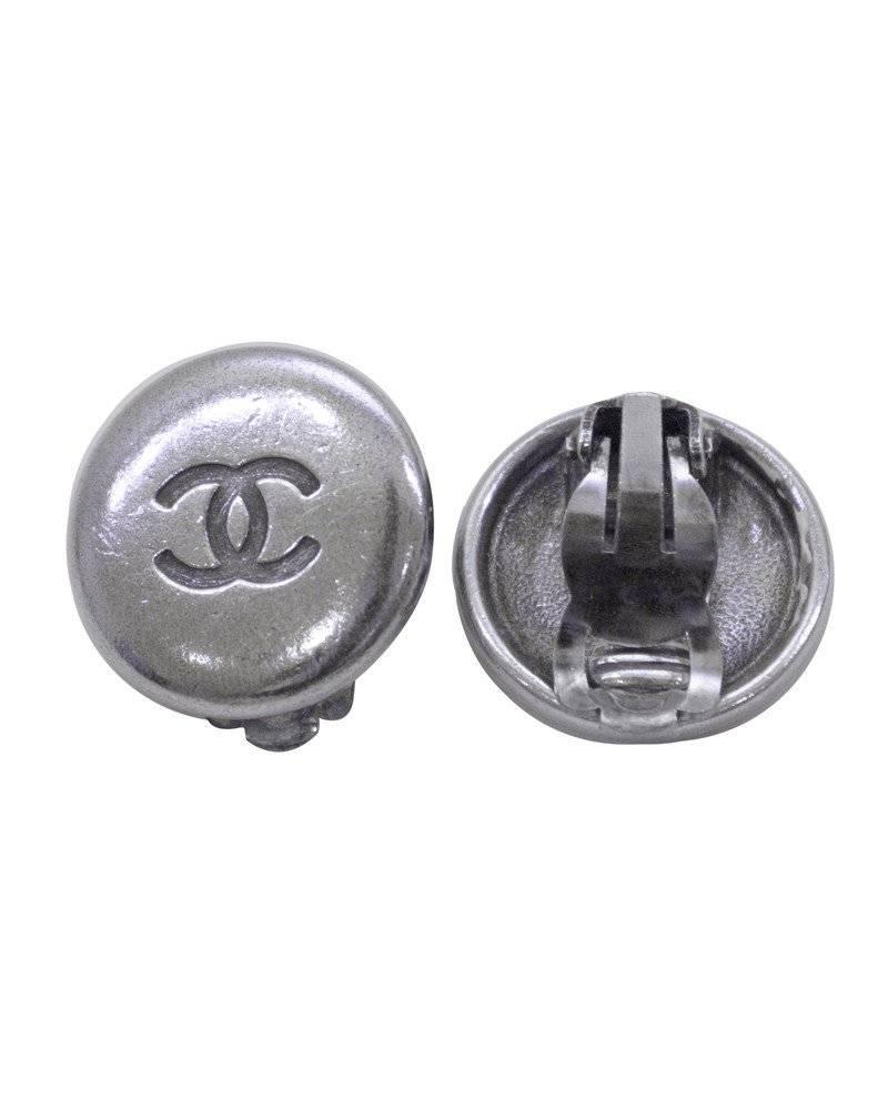 Vintage Chanel silver-tone clip-on earrings from the Spring 1996 collection. The Chanel CC logo engraved in the centre of the circular earrings and Chanel markings on the backs. In good vintage condition.

0.5