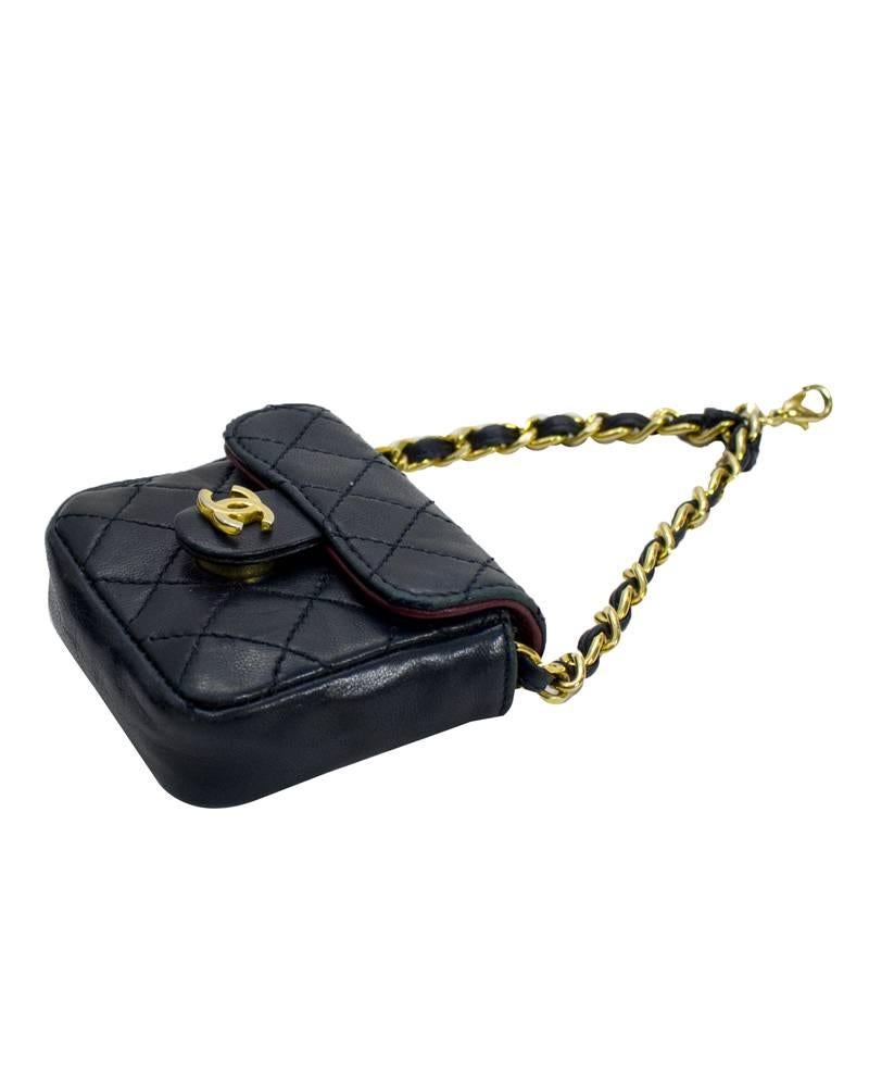 1980's classic navy lambskin Chanel miniature belt charm with leather and chain strap, CC snap closure and lobster clasp on strap. Bordeau leather lined interior. Can be worn on a neck chain, a belt or as a purse charm. Very good vintage condition.