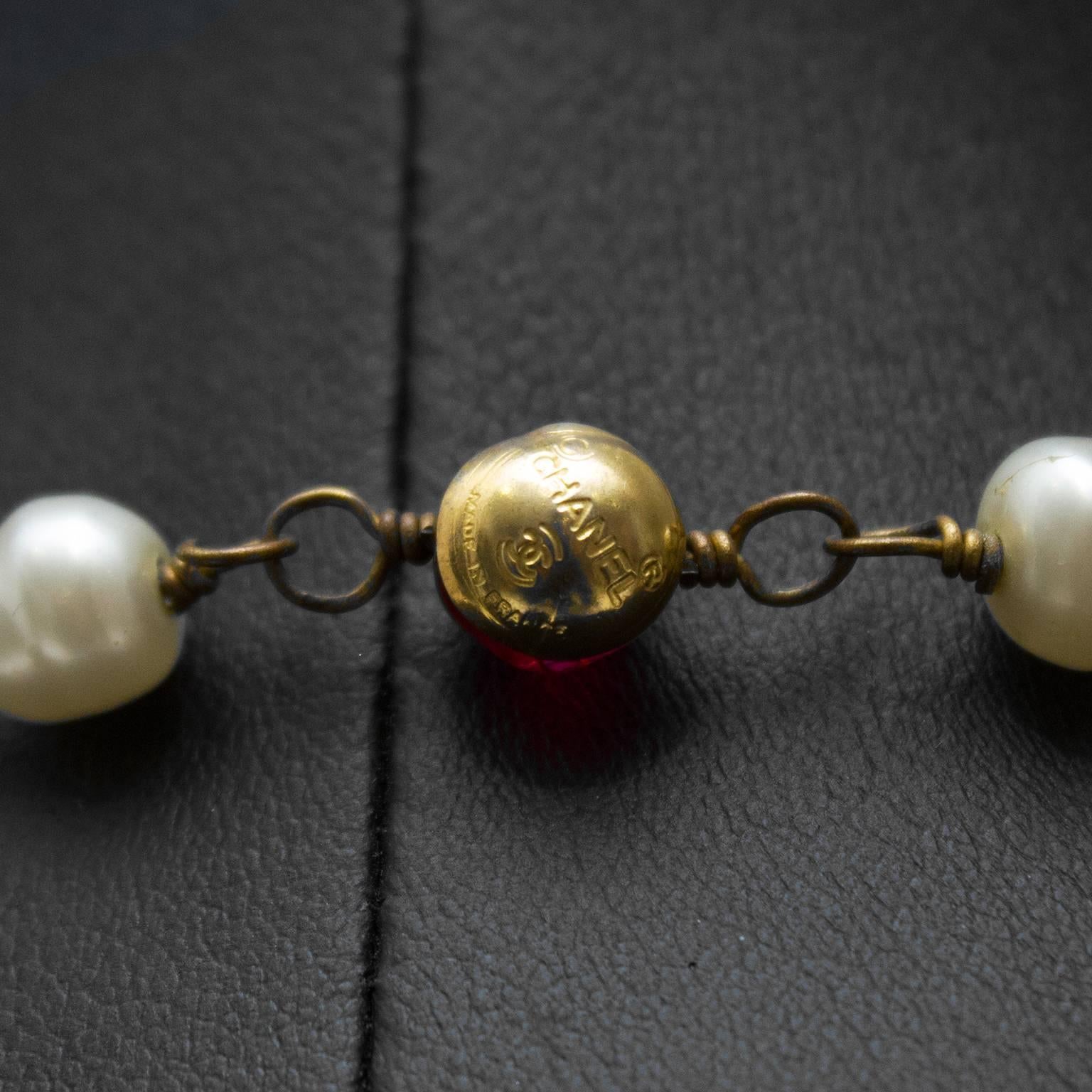 1970's Chanel Pearl, Poured Glass and Gold Long Necklace  In Excellent Condition In Toronto, Ontario