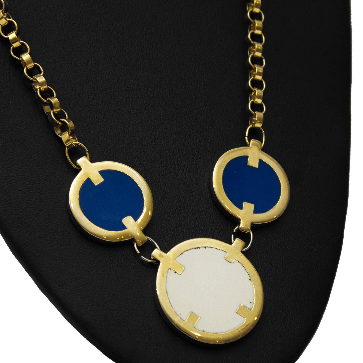 Schönes Modeschmuckstück von Lanvin aus den 1970er Jahren. Goldfarbene Gliederkette mit weißen und blauen Details. Karabinerverschluss mit Lanvin-Anhänger. Ausgezeichneter Vintage-Zustand

Länge 16,5