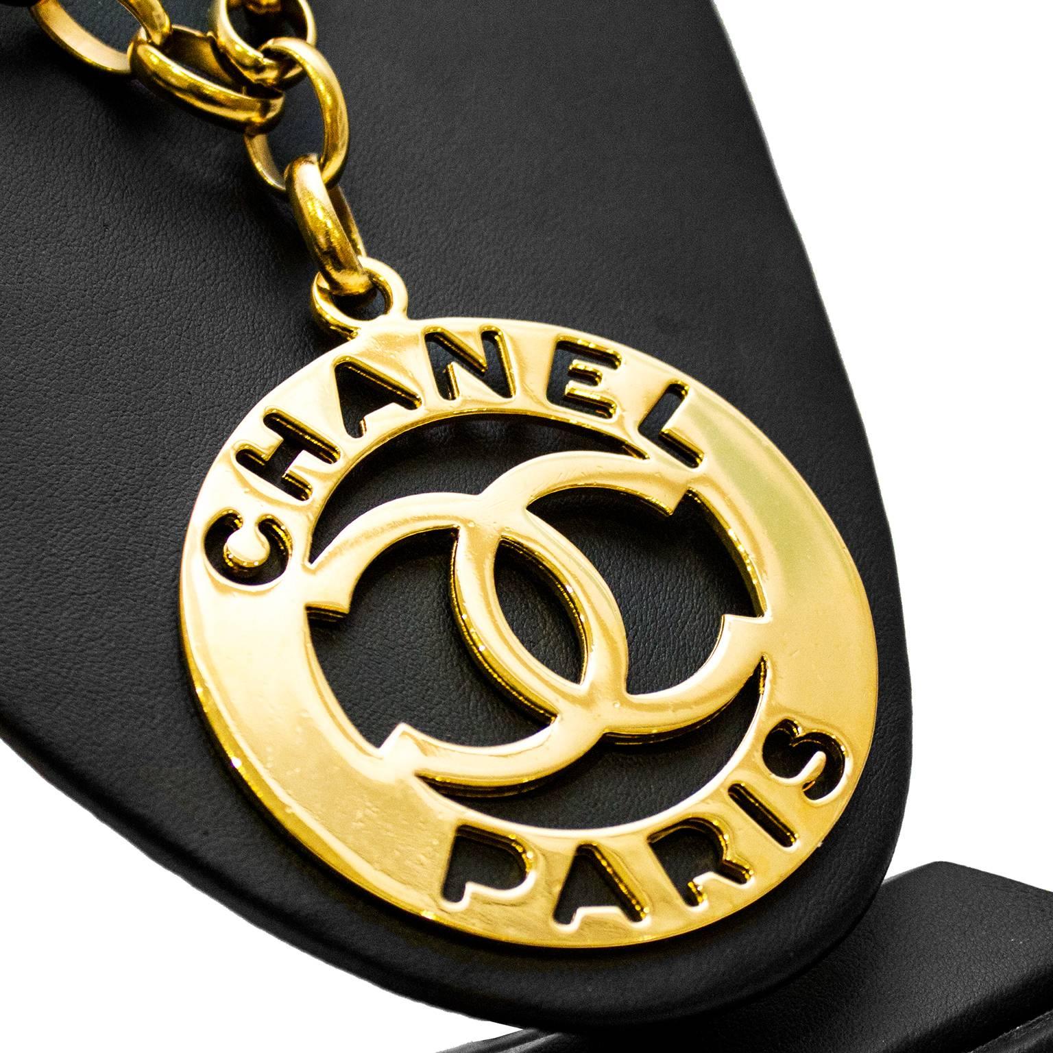 Striking 1980's gold tone Chanel necklace featuring an oversized logo pendant. Necklace has a very contemporary look and feel. Chanel marking at clasp. Show stopping, conversation piece. Excellent vintage condition.

Length 20